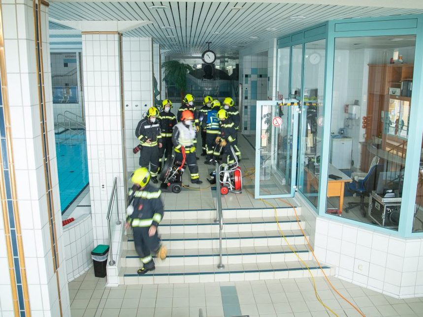 Die Feuerwehr Mödling stand bei einem Brand im Mödlinger Stadtbad mit 90 Persone im Einsatz. Die Feuerwehr Mödling stand bei einem Brand im Mödlinger Stadtbad mit 90 Persone im Einsatz.