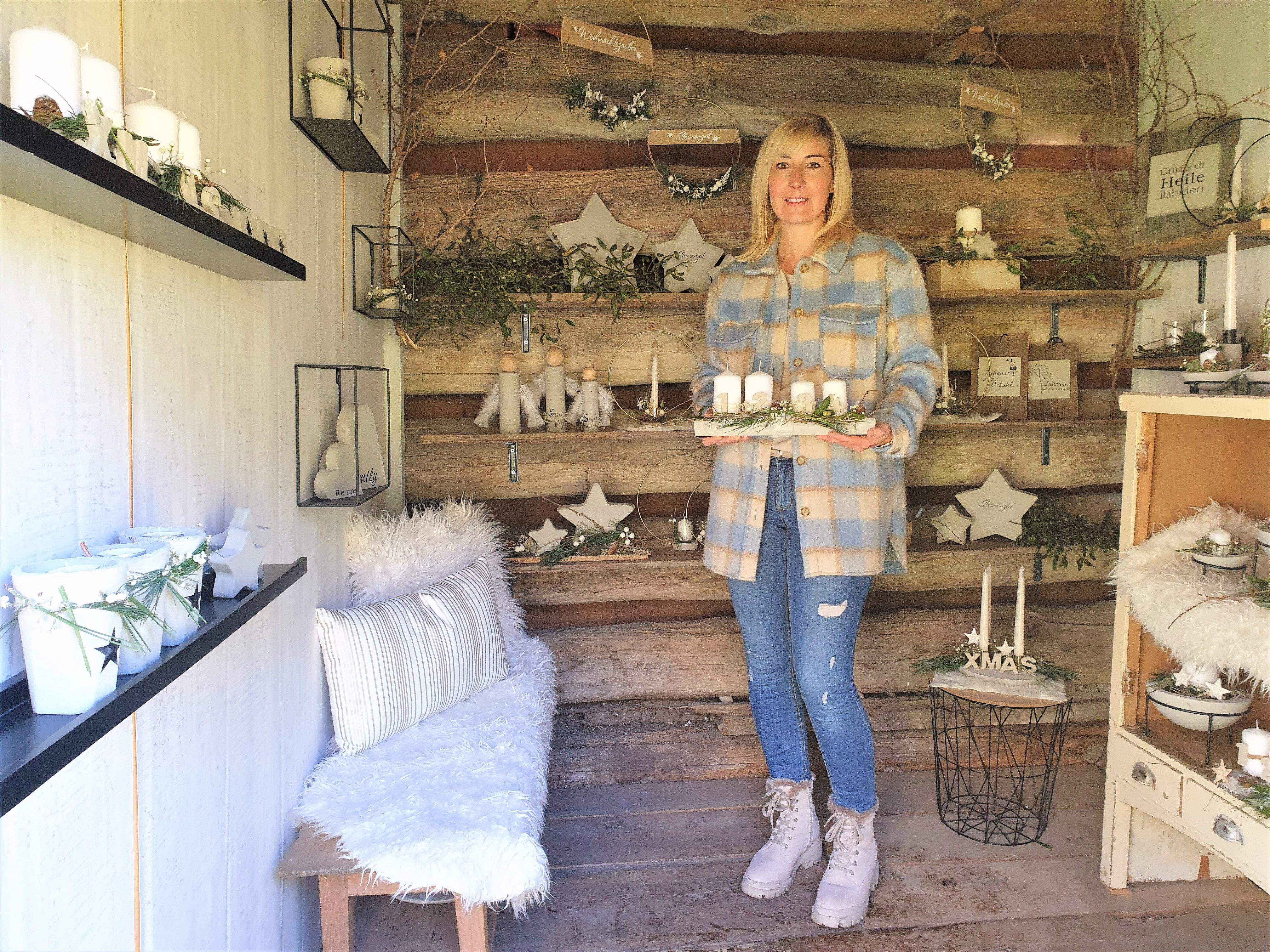 Sabine Proietti zeigt ihre Produkte in ihrem Schöpfli.