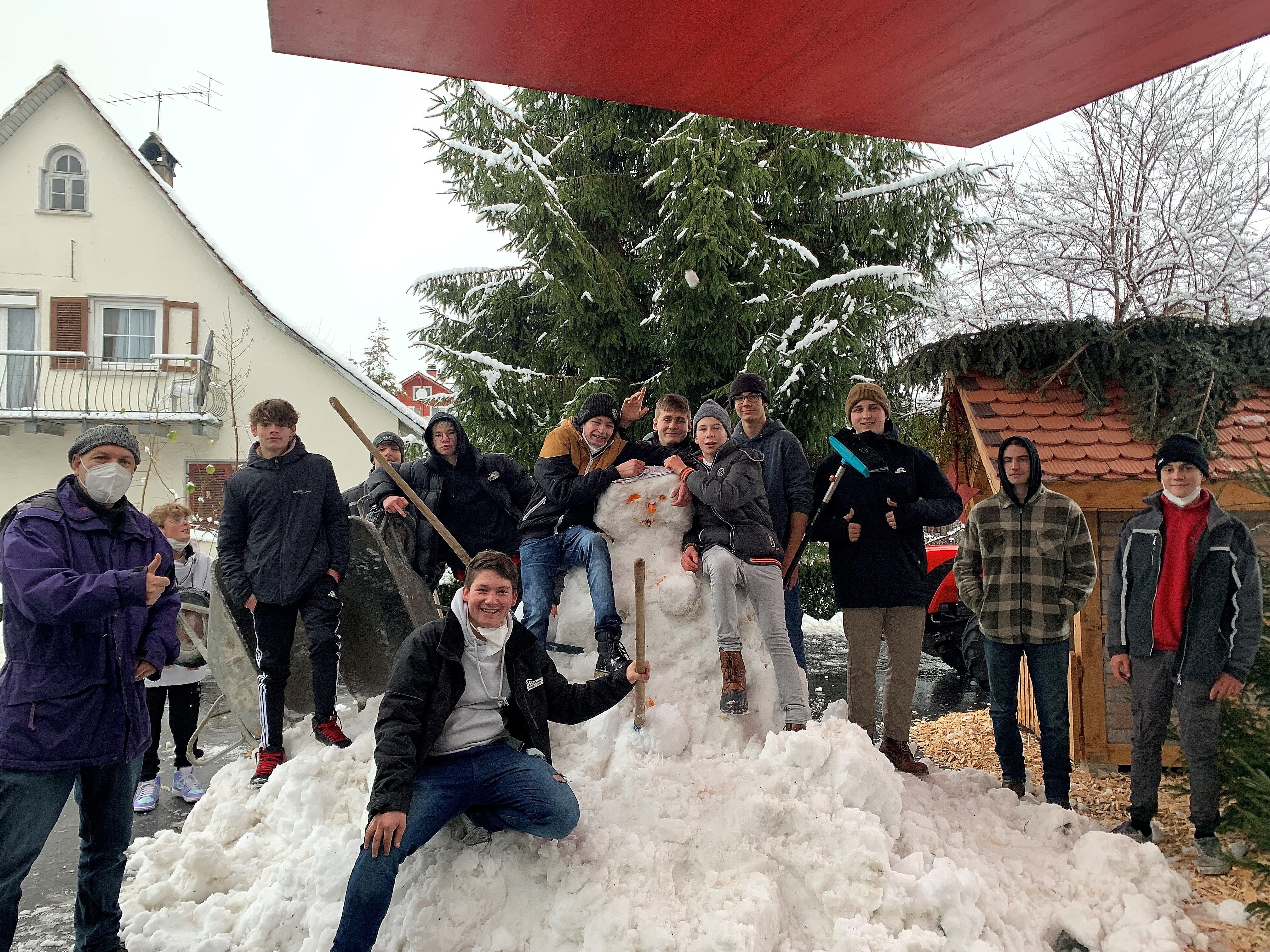 Die Jugendlichen hatten eine Menge Spaß beim Bau ihrer "Snowwoman".