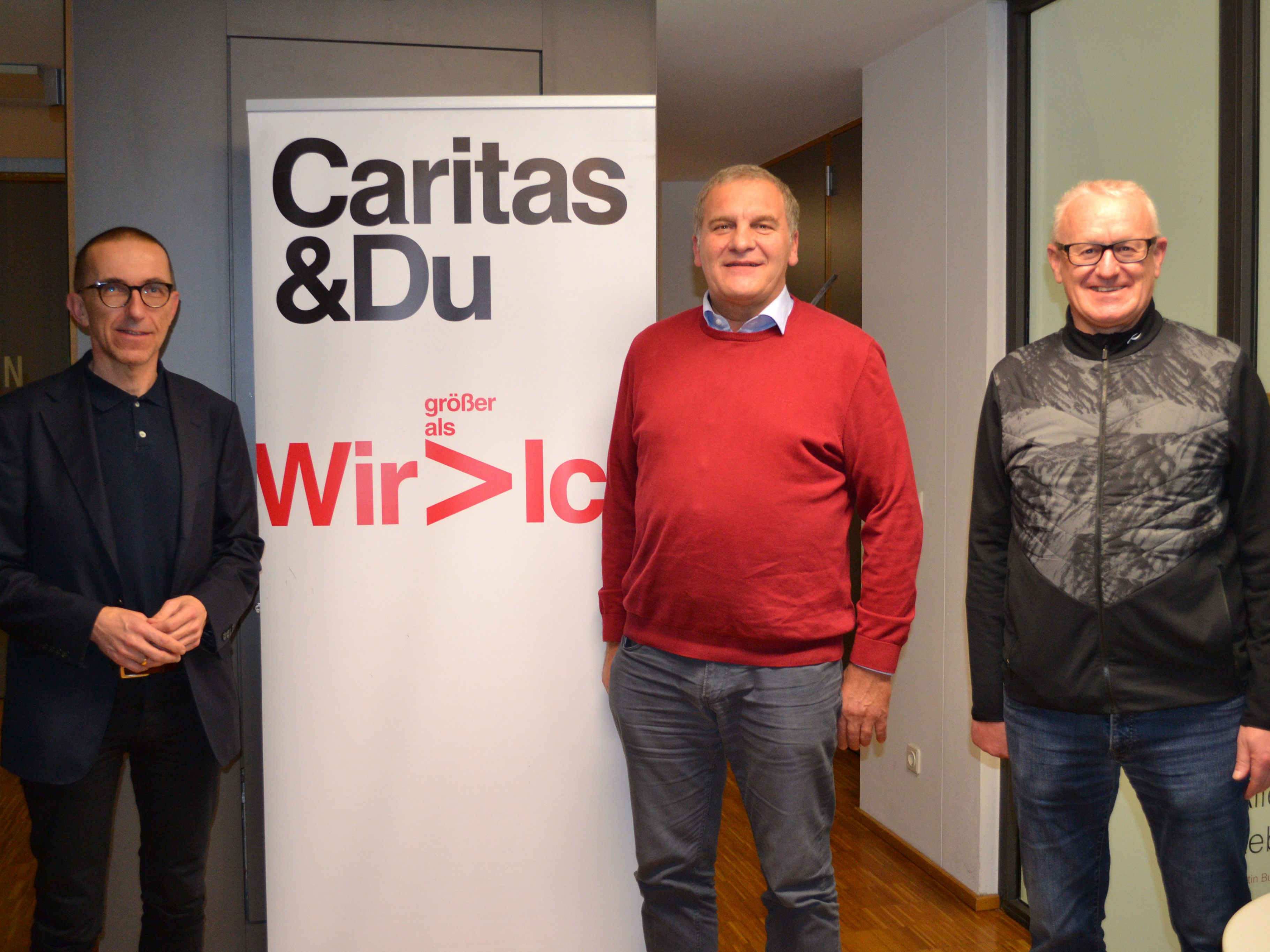 Caritasdirektor Walter Schmolly mit Josef Helbok und Alois Metzler. Caritasdirektor Walter Schmolly mit Josef Helbok und Alois Metzler.