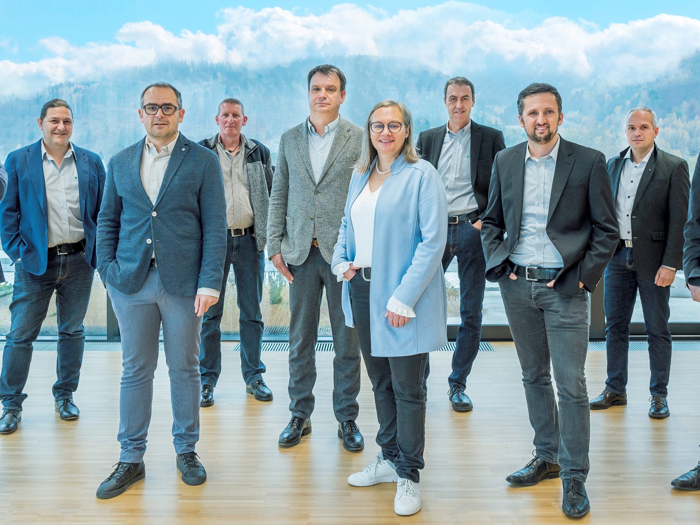 Das Führungsteam bei Tomaselli Gabriel Bau. Im Bild (von links): Markus Längle (Tiefbau), Florian Galehr (Hochbau Generalunternehmer), Christof Jochum (Geschäftsleitung/Finanzwesen), Hubert Mayr (Hochbau Service), Philipp Tomaselli (Geschäftsführung), Barbara Gabriel-Tomaselli (Geschäftsführung), Jürgen Melk (Baulogistik, Beschaffung), Sebastian Luger (Geschäftsleitung/Akquisition), Merbod Neier (Hochbau) und Sandro Concin (Personal, Marketing). Das Führungsteam bei Tomaselli Gabriel Bau. Im Bild (von links): Markus Längle (Tiefbau), Florian Galehr (Hochbau Generalunternehmer), Christof Jochum (Geschäftsleitung/Finanzwesen), Hubert Mayr (Hochbau Service), Philipp Tomaselli (Geschäftsführung), Barbara Gabriel-Tomaselli (Geschäftsführung), Jürgen Melk (Baulogistik, Beschaffung), Sebastian Luger (Geschäftsleitung/Akquisition), Merbod Neier (Hochbau) und Sandro Concin (Personal, Marketing).