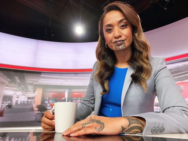 Die Journalistin trägt ein Kinn-Tattoo und durfte damit zur Prime-Time moderieren.