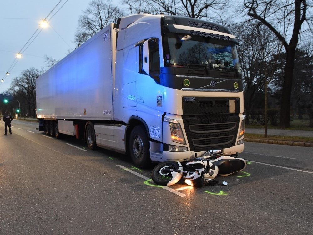 Der Motorradfahrer geriet unter den Lkw und wurde mehrere Meter mitgeschleift.