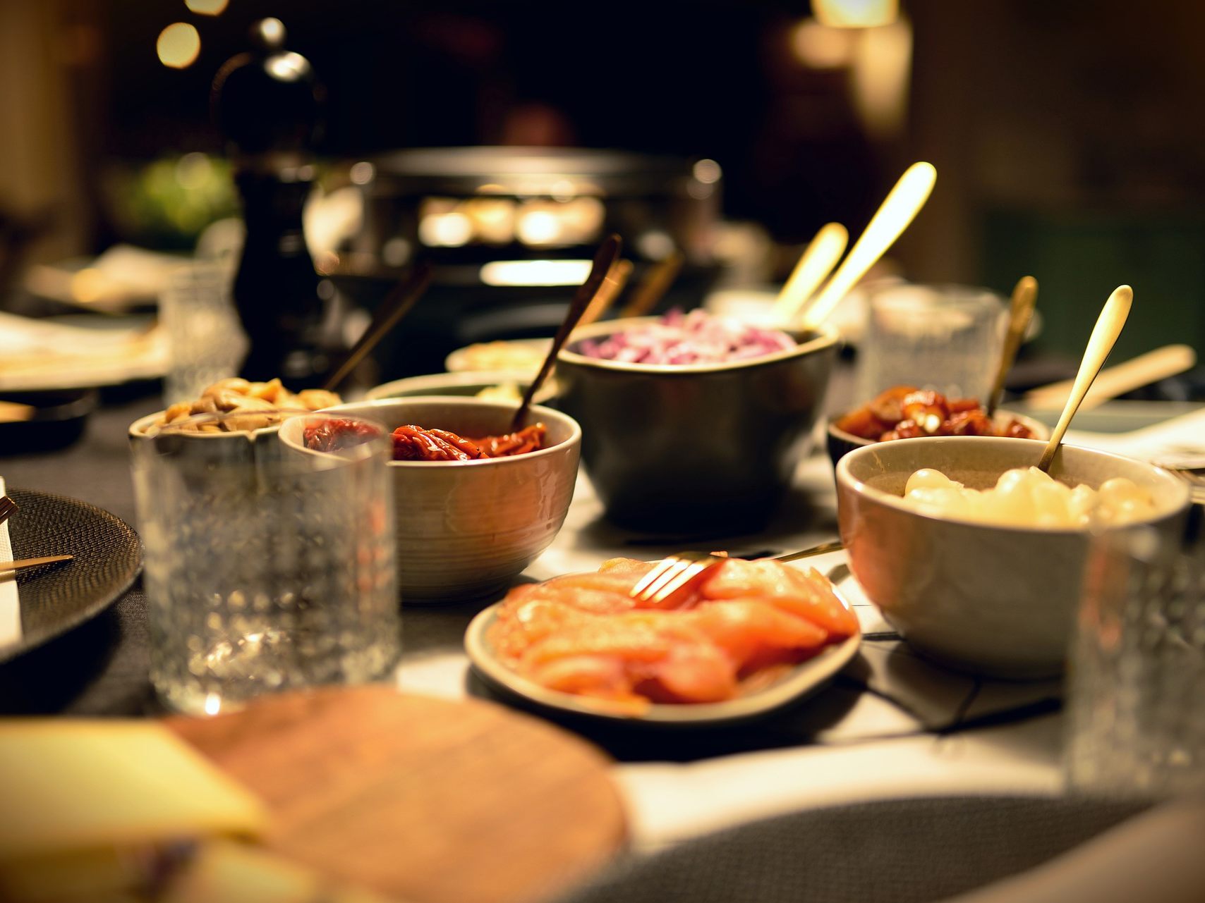 Österreicher essen zu Weihnachten am liebsten Raclette - gefolgt von kalter Platte und Bratwürsteln