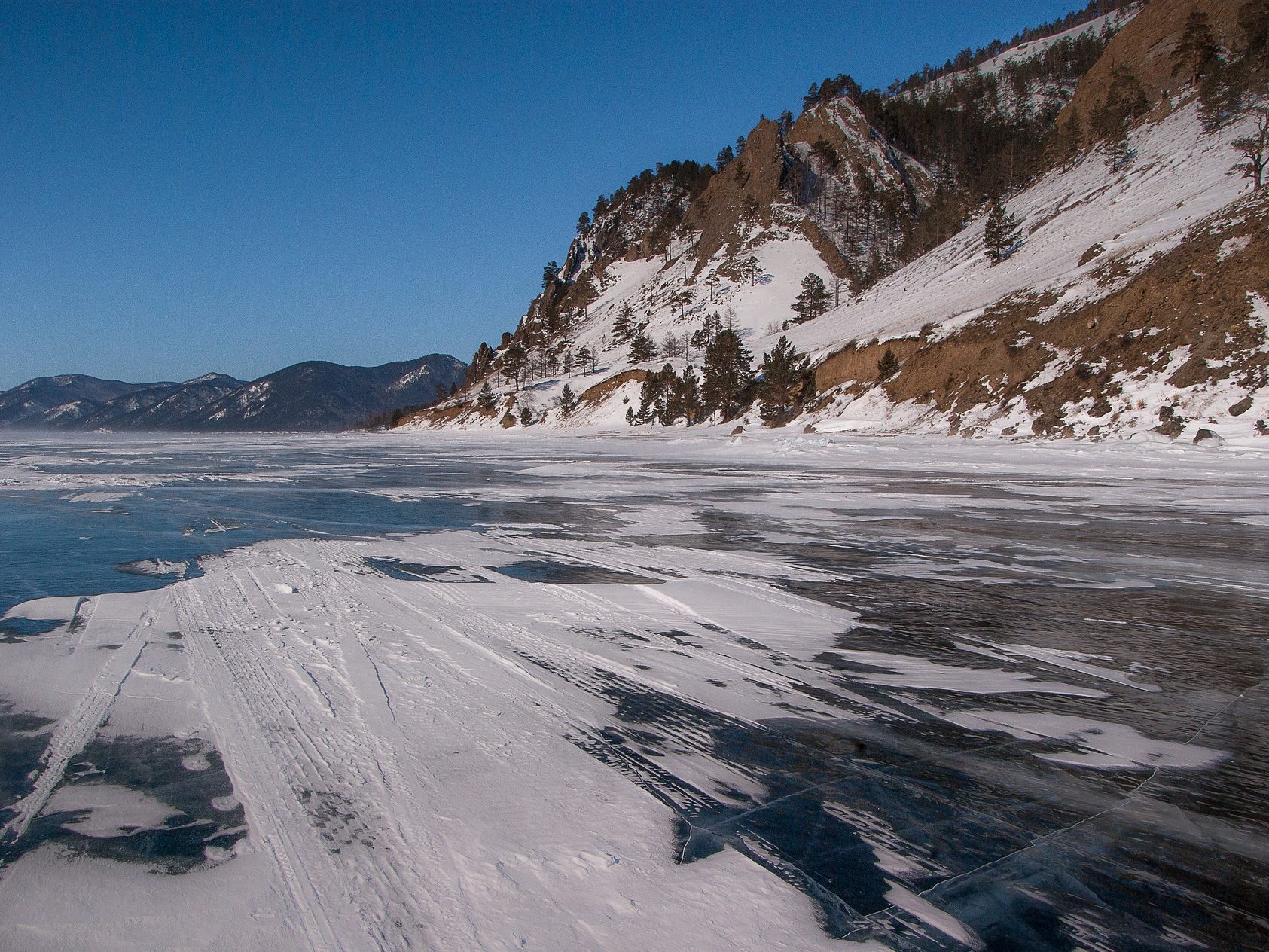 Der zugefrorene Baikalsee.