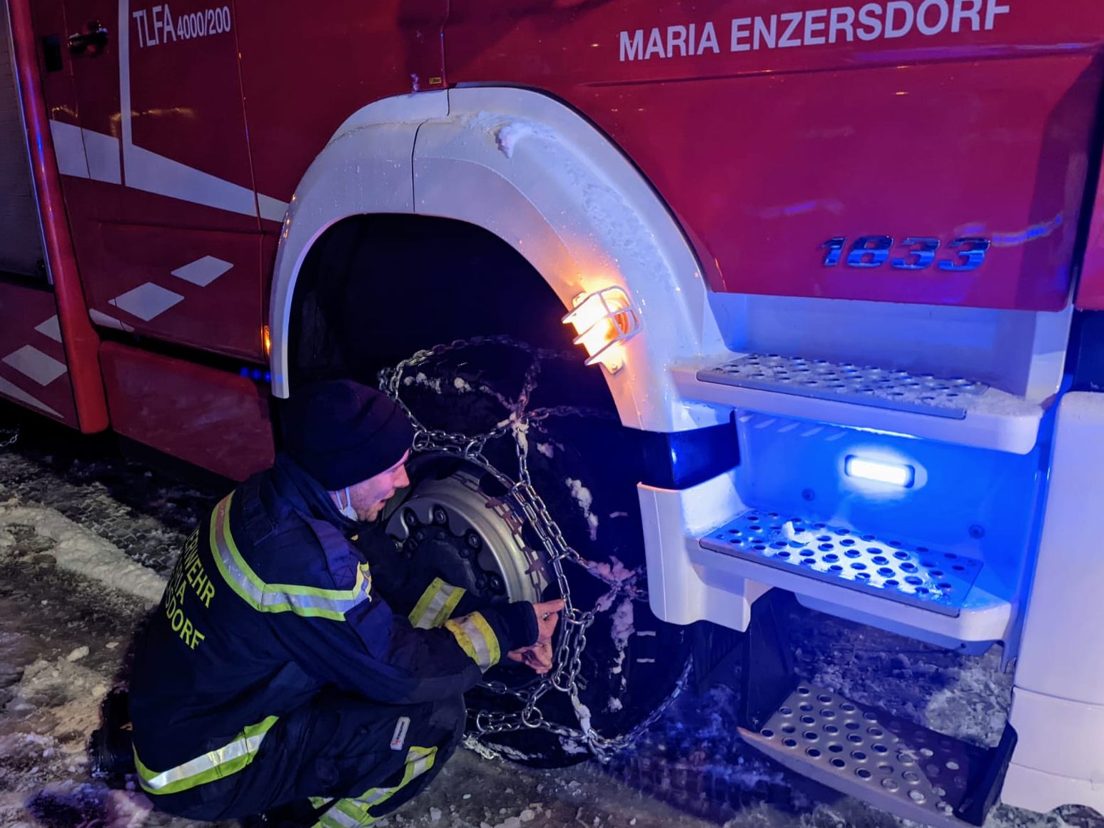 Die Freiwillige Feuerwehr Maria Enzersdorf musste auf Grund des heftigen Schneefalls zu einem Einsatz ausrücken. Die Freiwillige Feuerwehr Maria Enzersdorf musste auf Grund des heftigen Schneefalls zu einem Einsatz ausrücken.