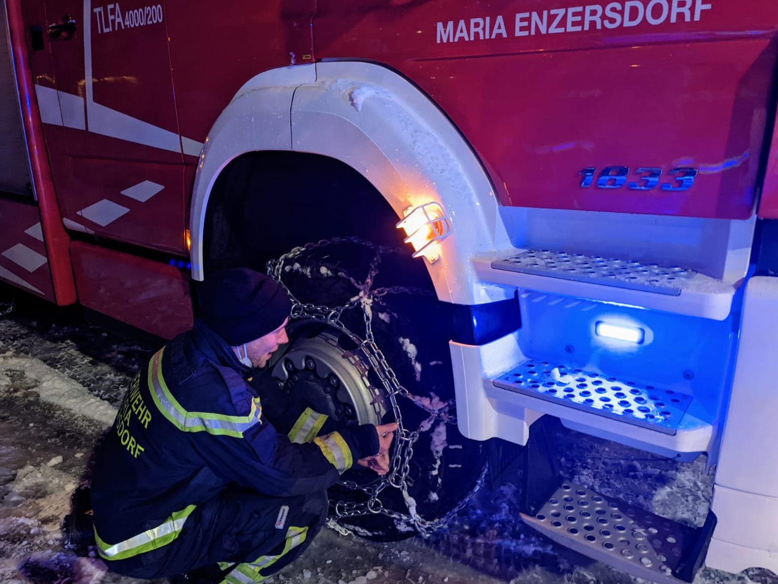 Die Freiwillige Feuerwehr Maria Enzersdorf musste auf Grund des heftigen Schneefalls zu einem Einsatz ausrücken.