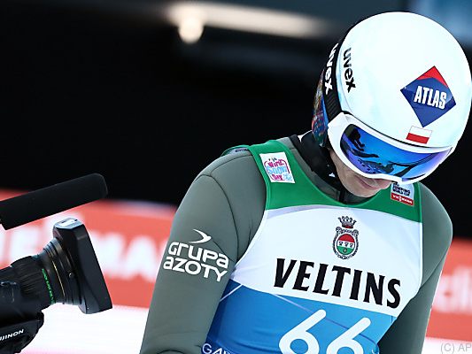 Hängender Kopf bei Tournee-Titelverteidiger Kamil Stoch/Archivbild