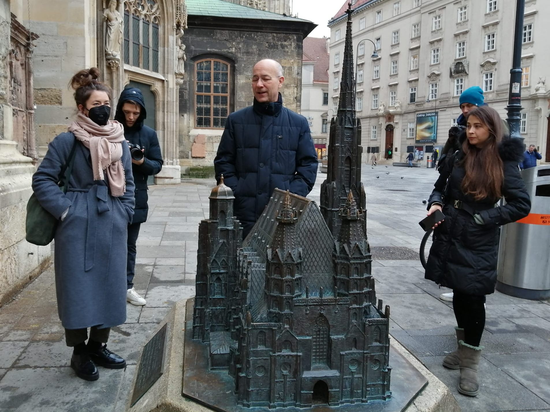 Toni Faber traf die Studierenden aus Afghanistan beim Modell des Steffls neben dem Stephansdom, bevor er ihnen die Highlights innerhalb der Kirche zeigte