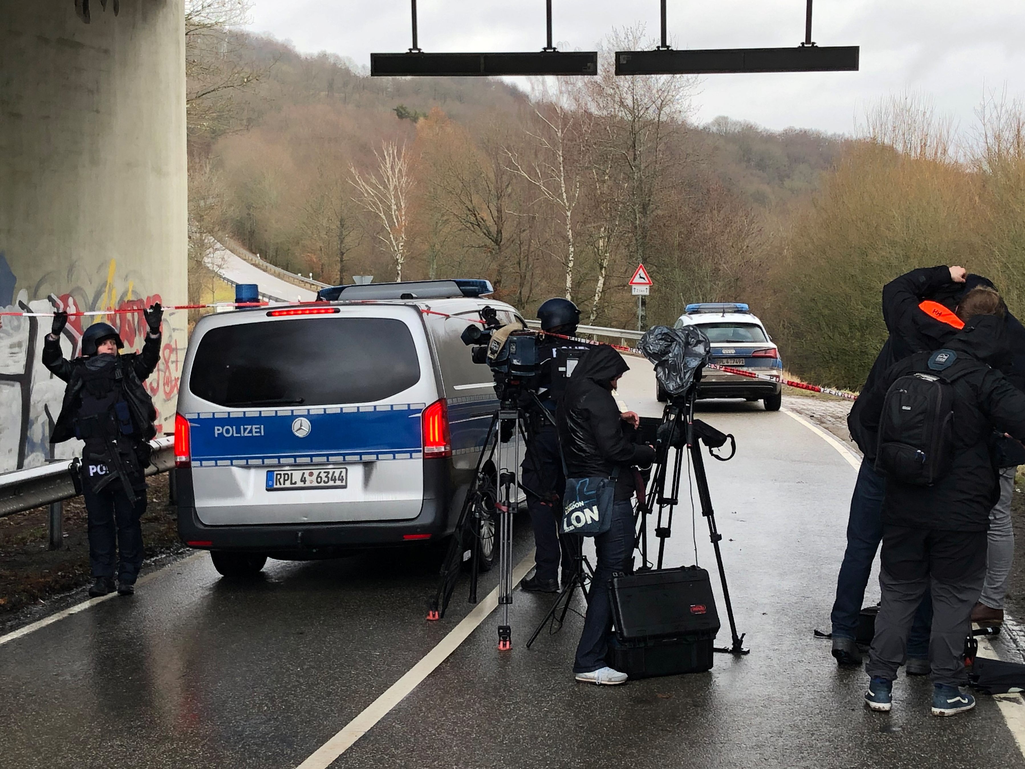 Beamte auf Routinestreifenfahrt erschossen - Täter flüchtig.