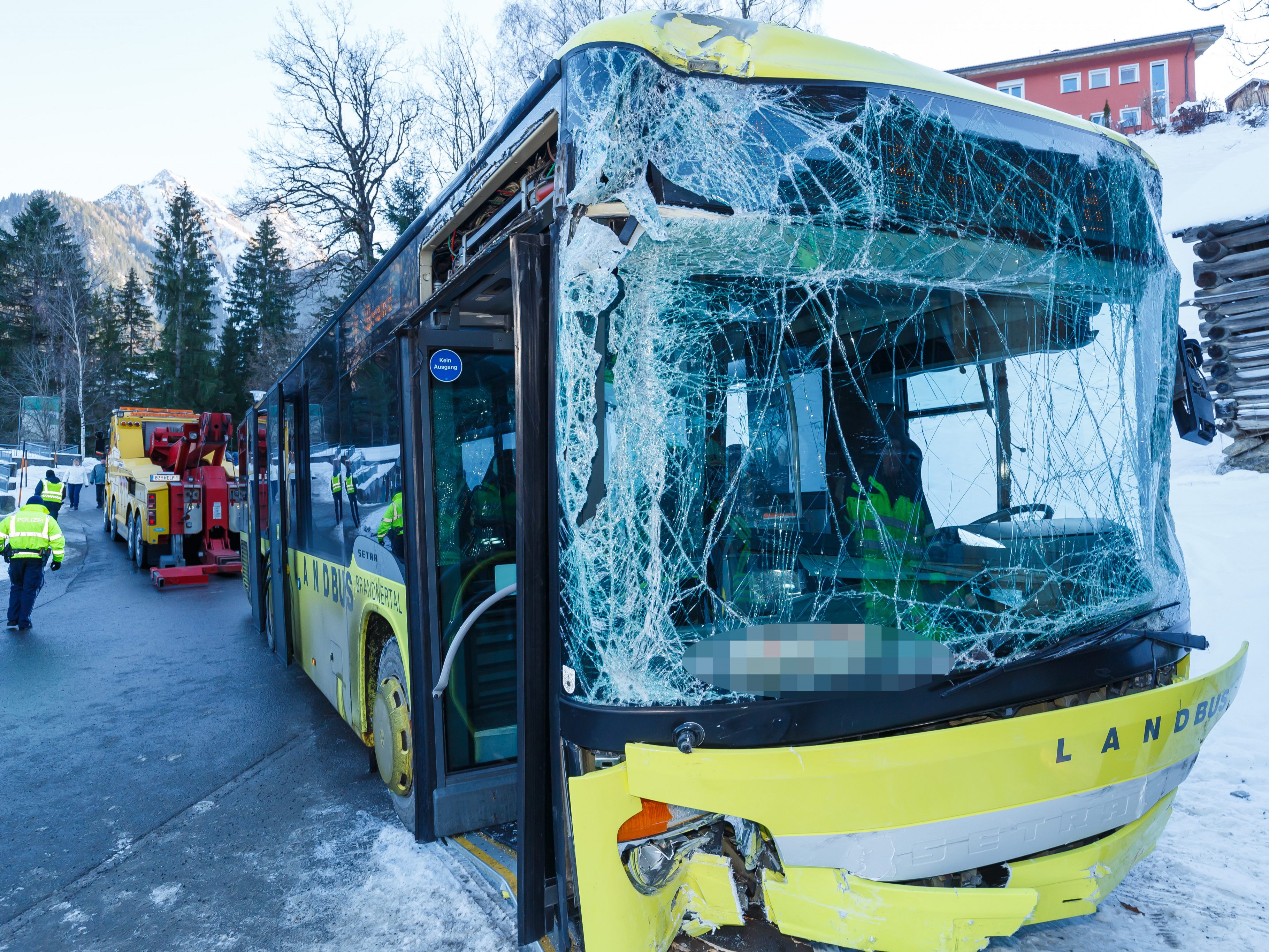 Der Bus wurde schwer beschädigt.