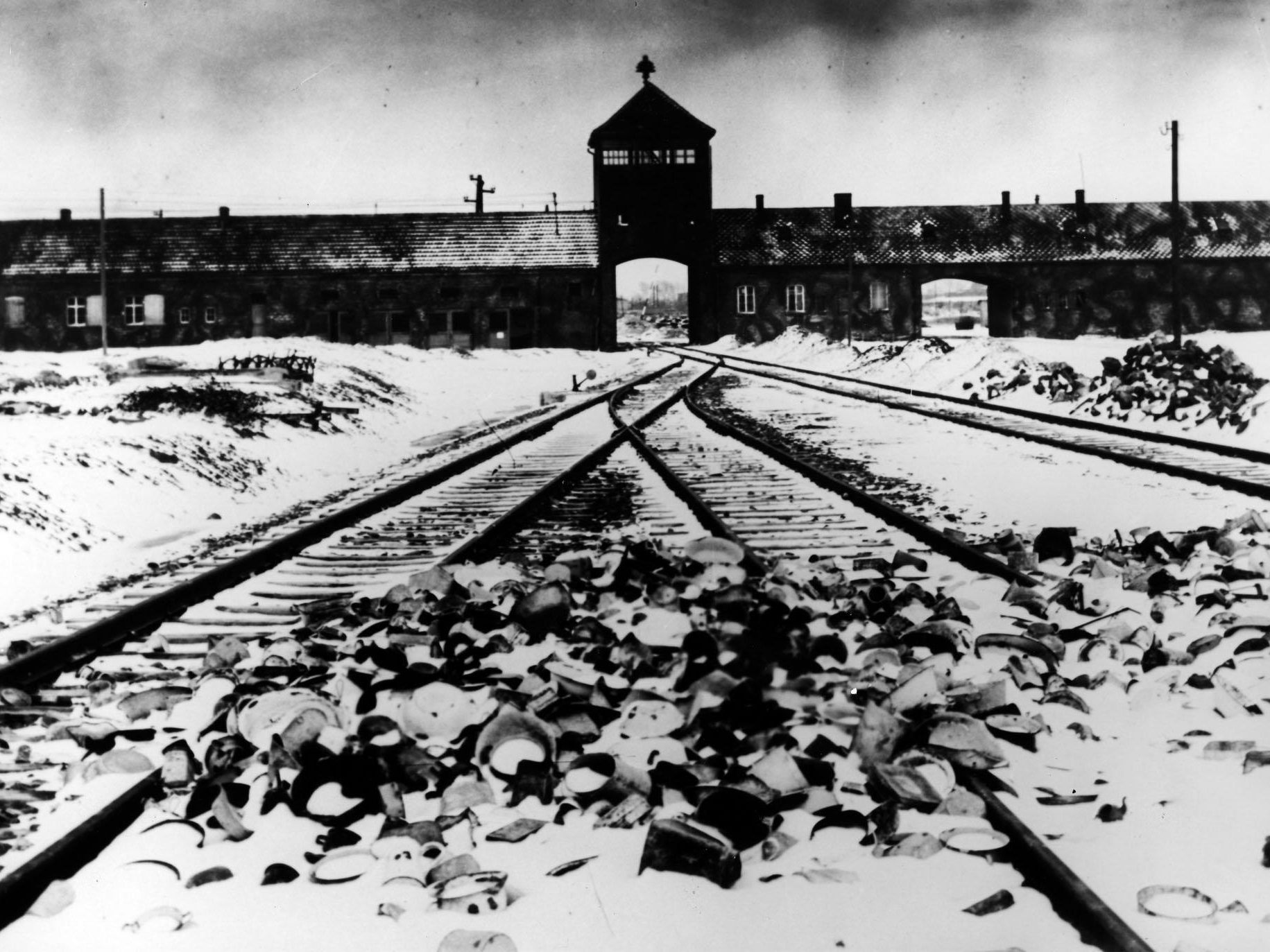 Am Bild ist die Aussenansicht des KZ Ausschwitz im Januar 1945 zu sehen. Am Donnerstag riefen Politiker in Österreich anlässlich des Holocaust-Gedenktages zu Erinnerung an die Opfer der NS-Zeit auf.