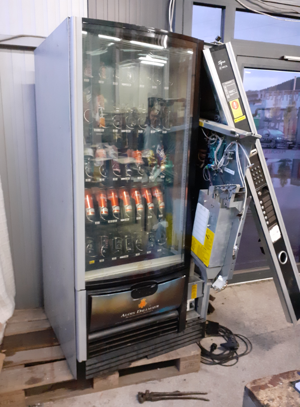 Ein Getränkeautomat wurde aufgebrochen. Ein Getränkeautomat wurde aufgebrochen.