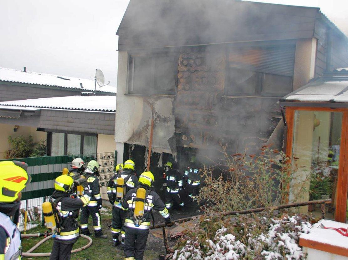Mehrere Feuerwehren bekämpften die Flammen. Mehrere Feuerwehren bekämpften die Flammen.