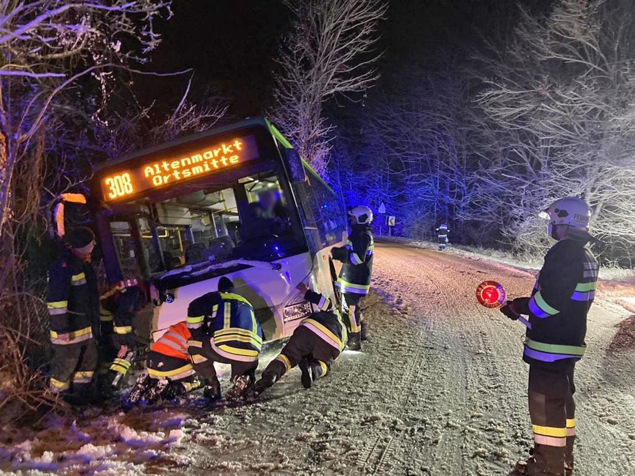 Ein Bus rutschte auf der L 4034 zwischen Heiligenkreuz und Sattelbach in den Straßengraben - aber ohne, dass es Verletzte gab.