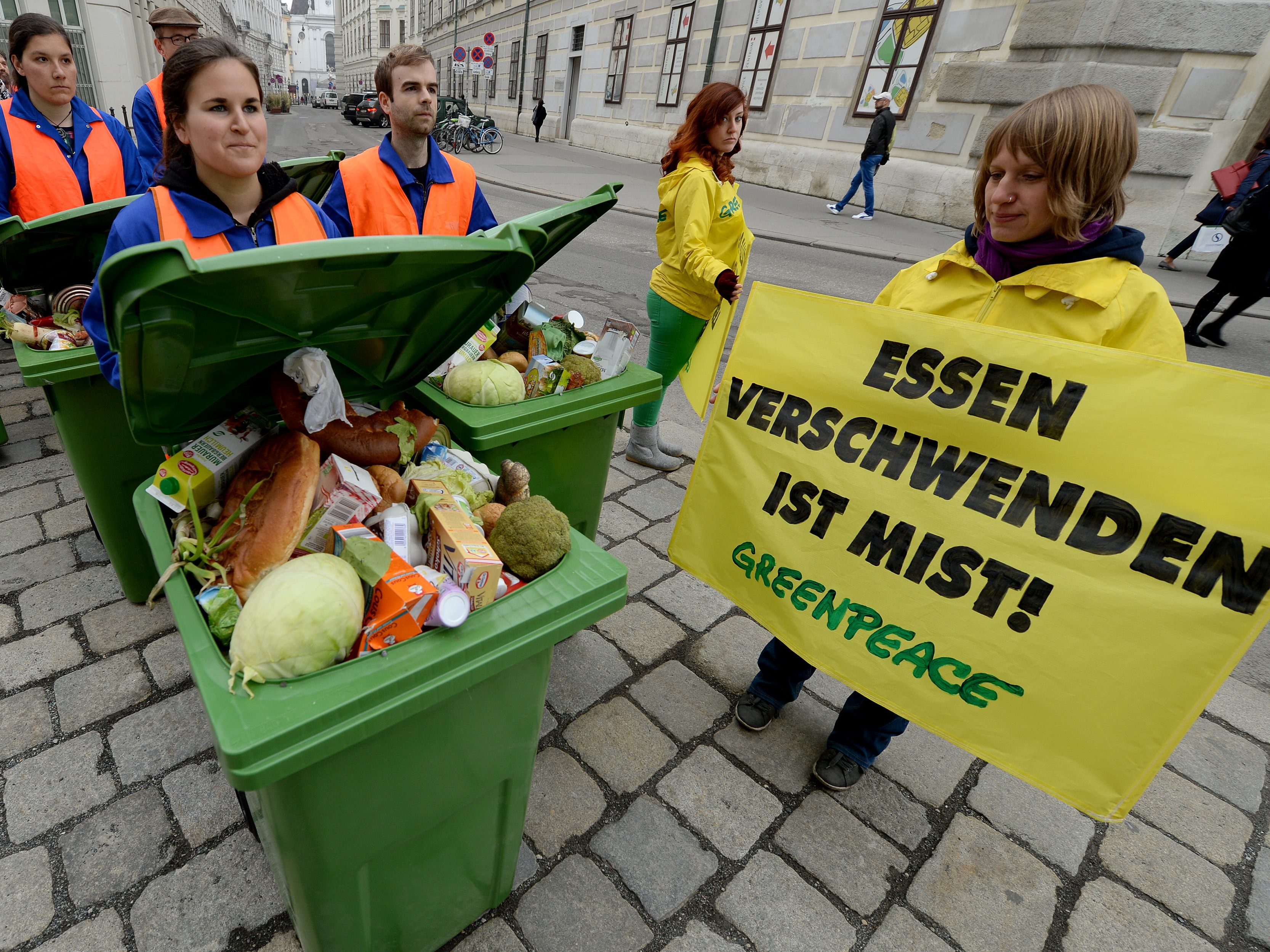 Eine Kundgebung von Greenpeace mit dem Titel "Lebensmittel-Marsch" am Ballhausplatz in Wien 2016. Jetzt hat die NGO ein Video zu dem Thema veröffentlicht. Eine Kundgebung von Greenpeace mit dem Titel "Lebensmittel-Marsch" am Ballhausplatz in Wien 2016. Jetzt hat die NGO ein Video zu dem Thema veröffentlicht.