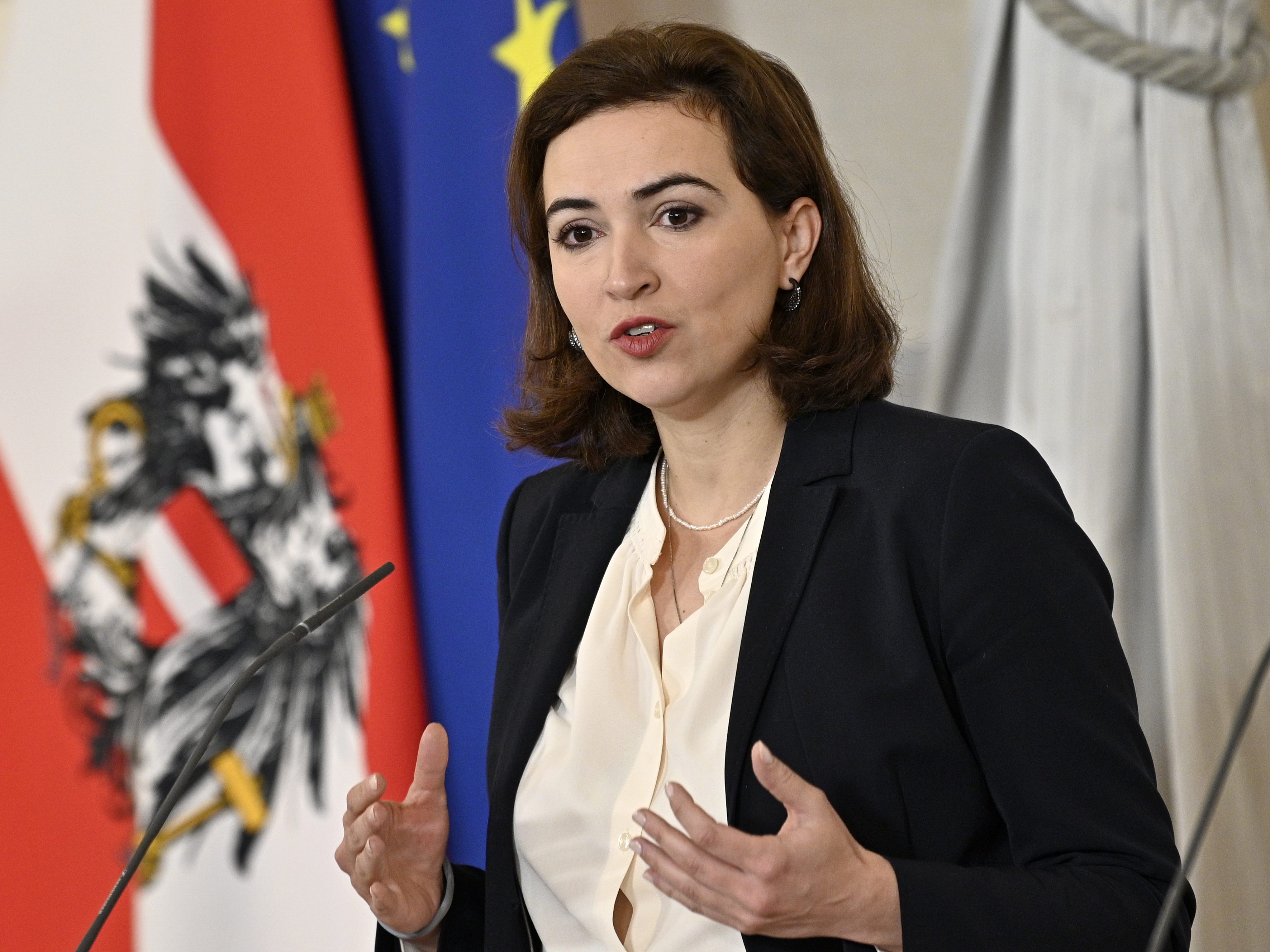 Das Justizministerium unter Alma Zadic (Grüne) spricht sich gegen parteipolitische Interventionen in die Causa "ÖVP-Chats" aus. Das Justizministerium unter Alma Zadic (Grüne) spricht sich gegen parteipolitische Interventionen in die Causa "ÖVP-Chats" aus.