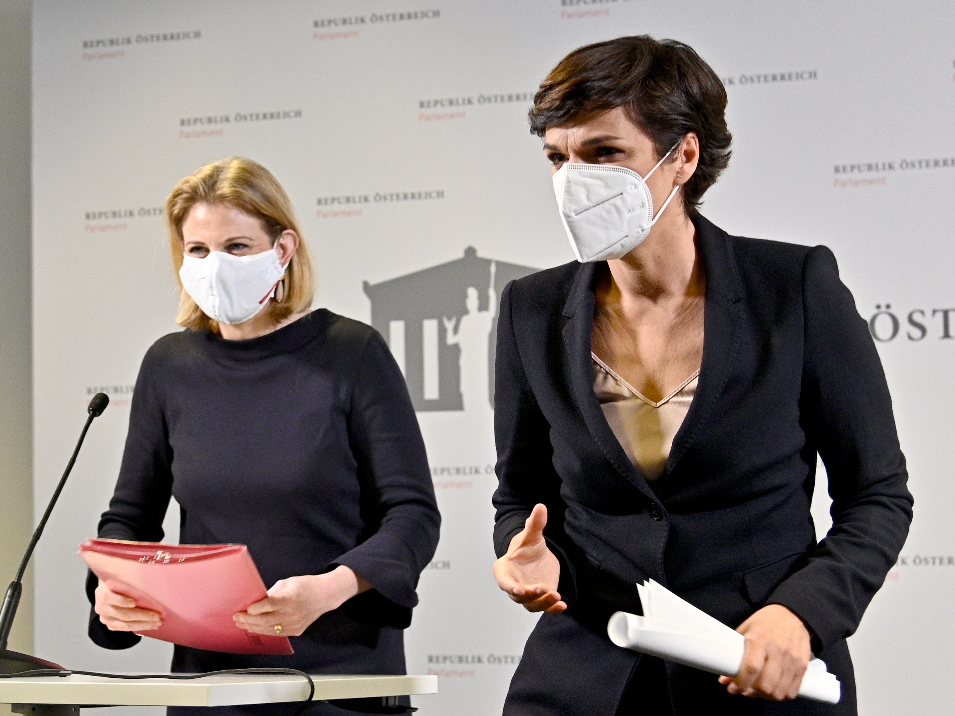 Laut Pamela Rendi-Wagner (rechts) habe sich niemand die Impfpflicht "gewünscht".