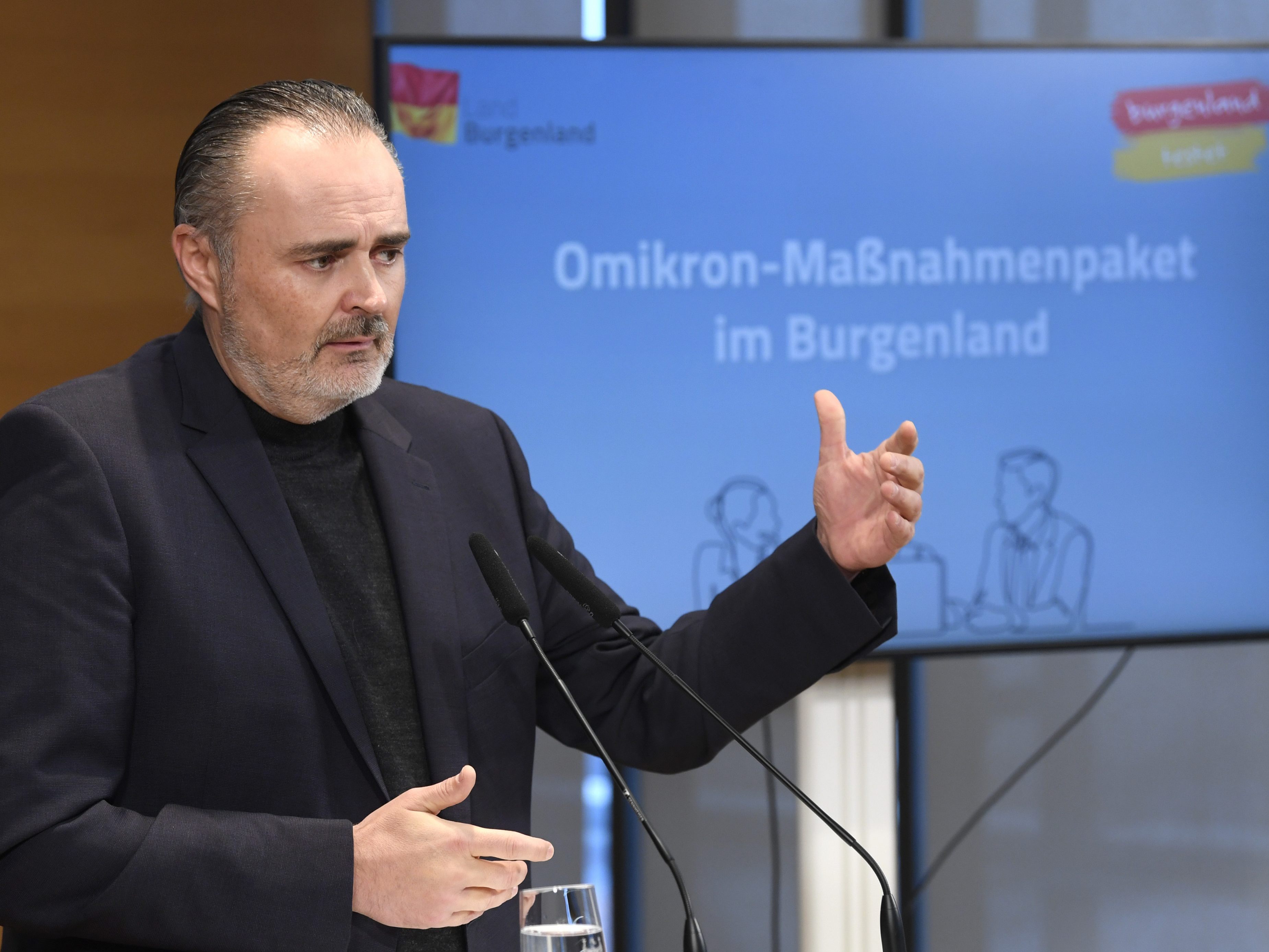Omikron-Maßnahmen: Burgenland weitet Testungen in kritischer Infrastruktur aus Burgenlands Landeshauptmann Hans Peter Doskozil (SPÖ) hat am Mittwoch verschärfte Maßnahmen aufgrund der sich aufbauenden Omikron-Welle präsentiert. Unter anderem wird die Testpflicht in Betrieben der kritischen Infrastruktur ausgeweitet. Sowohl Ungeimpfte als auch Geimpfte müssen täglich einen Antigentest machen. PCR-Tests sind für Ungeimpfte 48 Stunden und für Geimpfte 72 Stunden gültig. Eisenstadt. Durch die verstärkten Testungen in der kritischen Infrastruktur sollen Infektionen frühzeitig erkannt und Cluster verhindert werden, sagte Doskozil in einer Pressekonferenz. Die verschärfte Testpflicht gilt ab 10. Jänner für vier Wochen. Betroffen sind Krankenhäuser, Altenwohn- und Pflegeheime, Behinderteneinrichtungen sowie das Amt der burgenländischen Landesregierung, die Landesholding und Töchterunternehmen, in denen Geimpfte aber nur einmal pro Woche einen PCR-Test benötigen. Um die PCR-Testkapazitäten zu erhöhen, hat das Land in Zusammenarbeit mit dem Pharmaunternehmen Sanochemia ein eigenes Labor eingerichtet. Dieses soll 21.000 zusätzliche Tests pro Woche ermöglichen. "Das ist wesentlich, um Spitzen abdecken zu können", betonte Doskozil. Betrieben wird es von einer Tochtergesellschaft aus Landesholding und Sanochemia. Mit zusätzlichen Mitarbeitern in den Krisenstäben und Bezirkshauptmannschaften sollen Verzögerungen bei Absonderungsbescheiden, wie in vorangegangenen Wellen, verhindert werden. Um das Personal im Gesundheitssystem zu entlasten, wird laut Doskozil außerdem der dritte Lehrgang der Krankenpflegeschule Oberwart vorzeitig in die Praxisphase geschickt. In den Schulen wollte Doskozil ursprünglich auch das Testkonzept der kritischen Infrastruktur umsetzen. Das habe das Bildungsministerium aber nicht erlaubt, kritisierte der Landeshauptmann. Bevor sie am Montag in die Schule kommen, müssen die Schüler aber einen verpflichtenden PCR-Test machen.