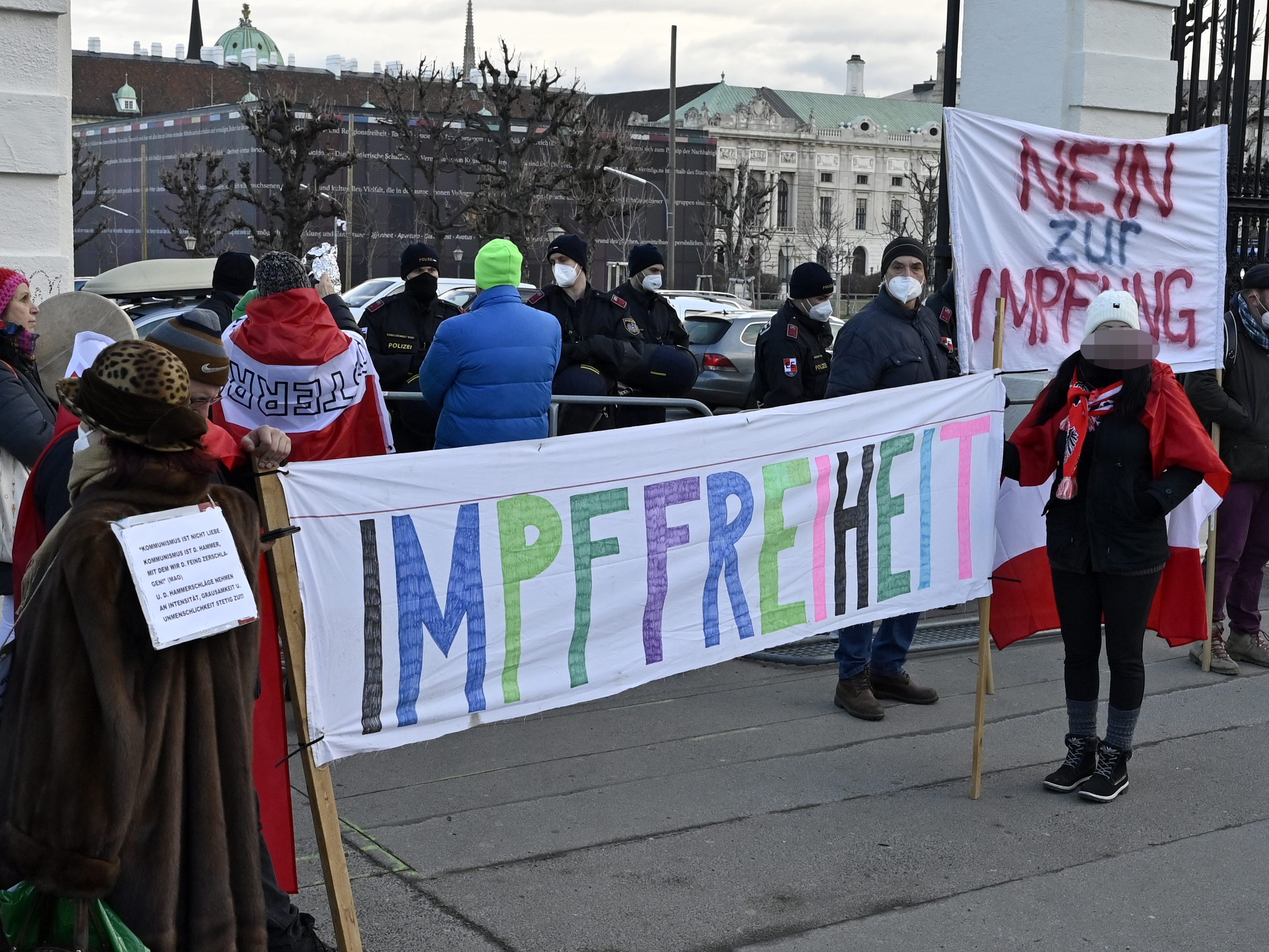 Am Samstag gab es in Wien wieder mehrere Demos gegen die Corona-Maßnahmen. Am Samstag gab es in Wien wieder mehrere Demos gegen die Corona-Maßnahmen.