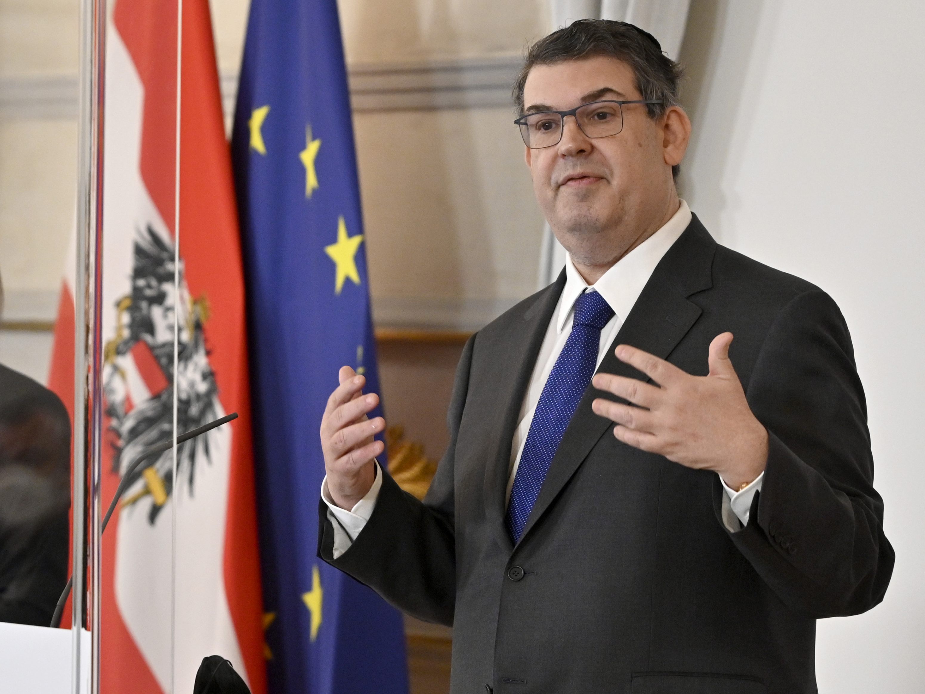 Verfassungsministerin Karoline Edtstadler, IKG-Präsident Oskar Deutsch bei der Präsentation des ersten Umsetzungsbericht der Nationalen Strategie gegen Antisemitismus am Montag in Wien.