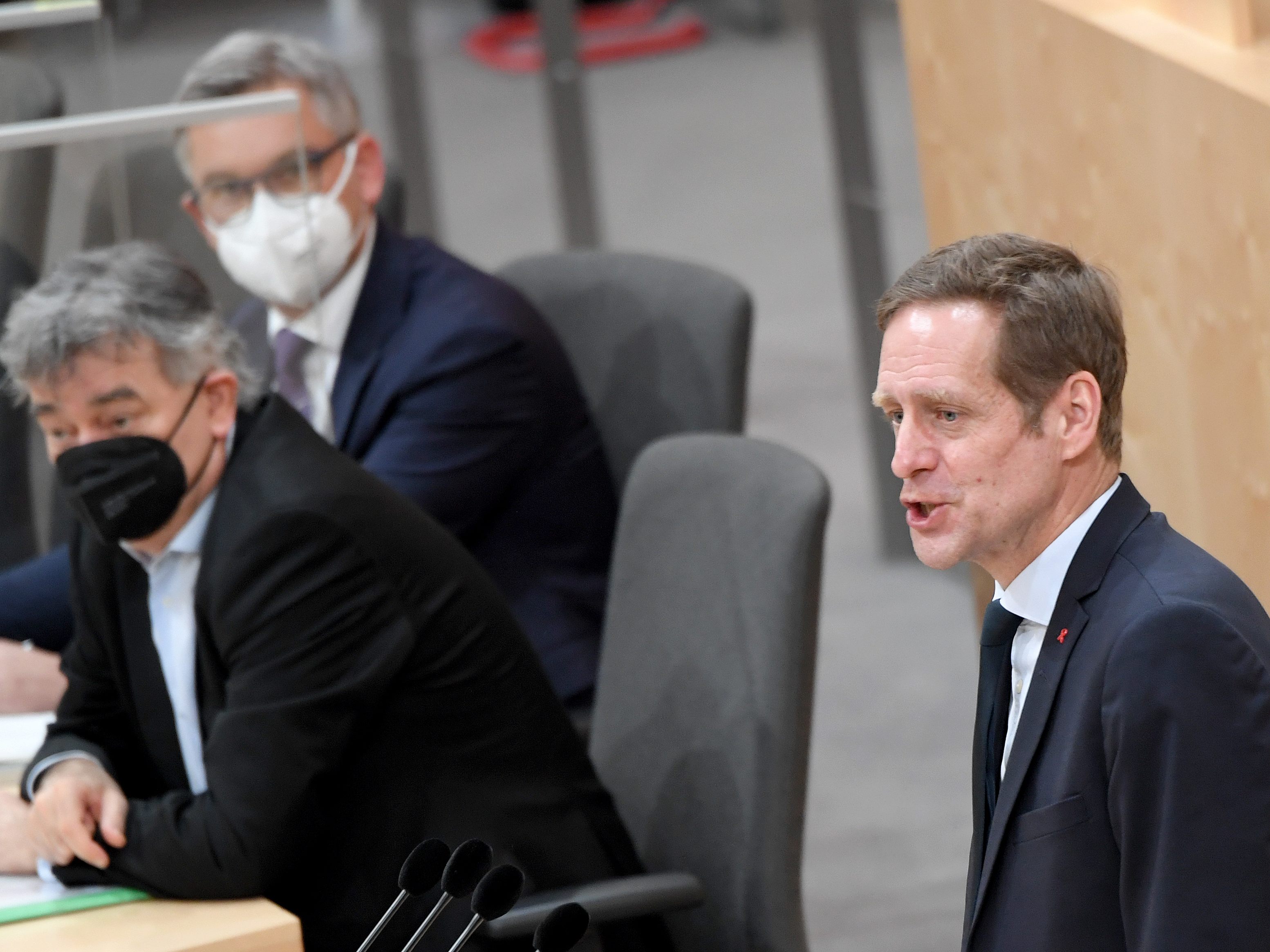 (v.l.) Vizekanzler Werner Kogler (Grüne), Finanzminister Magnus Brunner (ÖVP) und der Abgeordnete Kai Jan Krainer (SPÖ) bei der Sitzung des Nationalrats zur Steuerreform (v.l.) Vizekanzler Werner Kogler (Grüne), Finanzminister Magnus Brunner (ÖVP) und der Abgeordnete Kai Jan Krainer (SPÖ) bei der Sitzung des Nationalrats zur Steuerreform