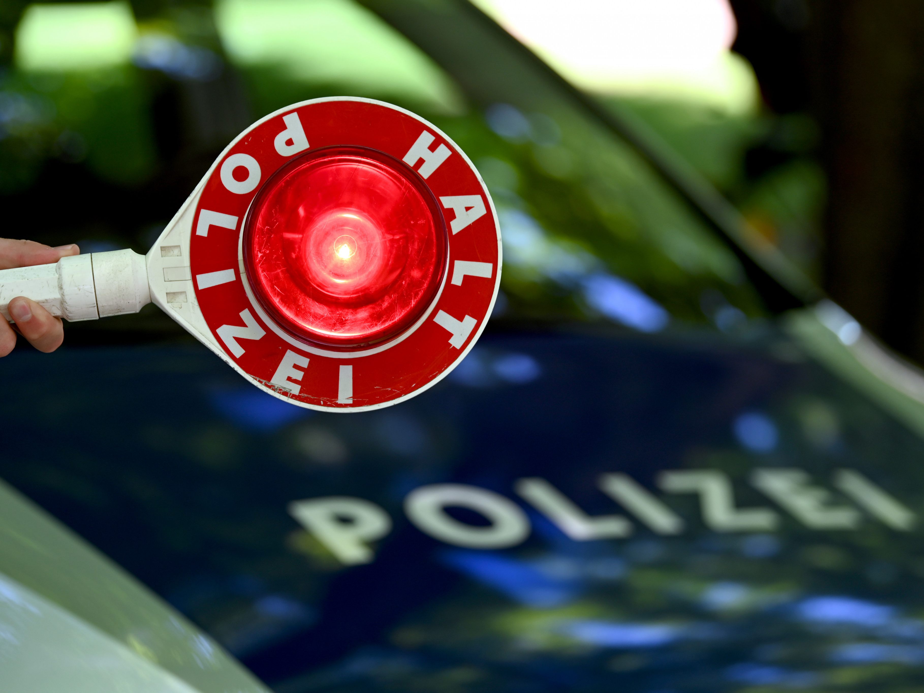 Die Polizei beobachtete den Vorgang.
