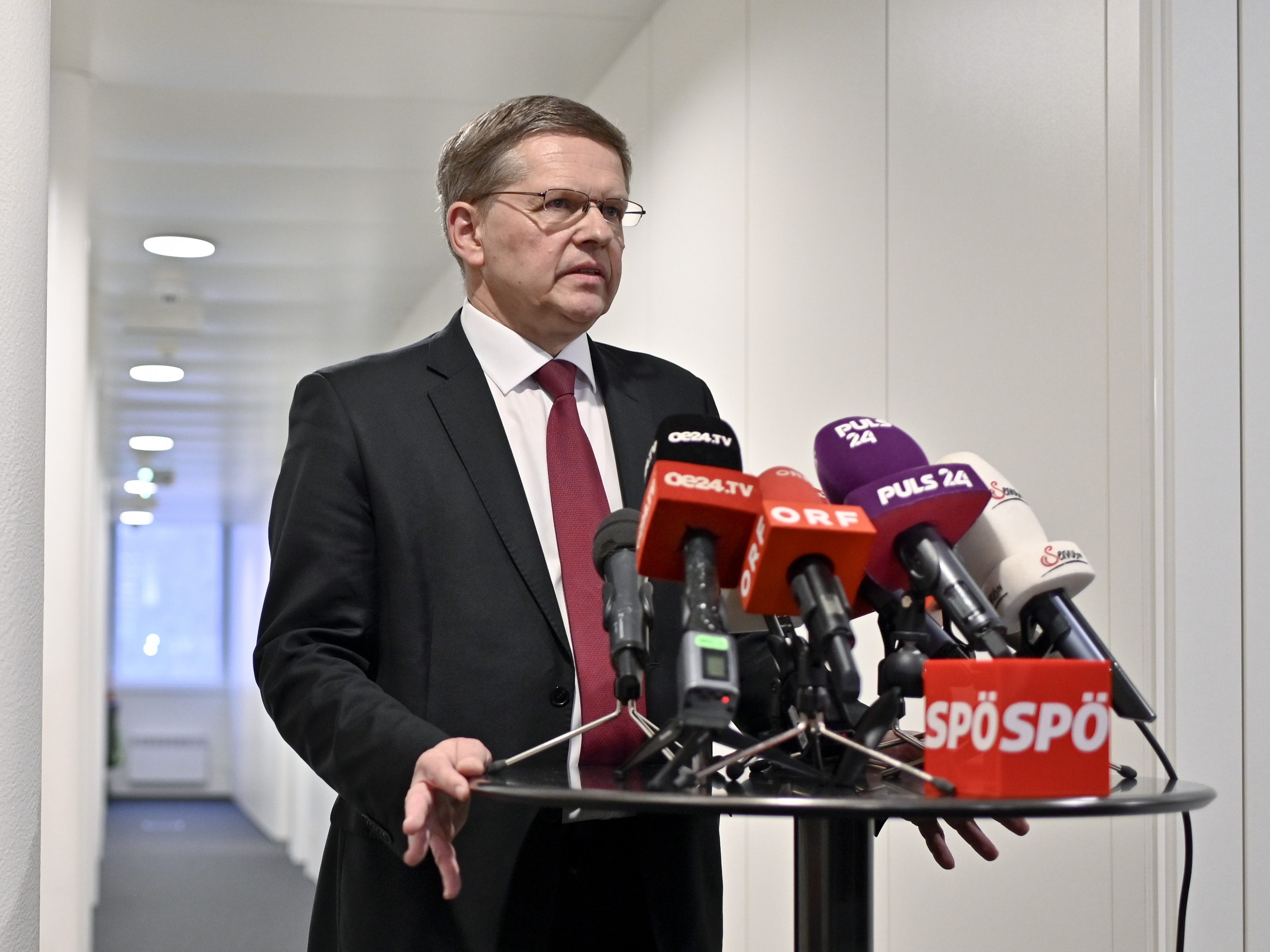 Christian Deutsch (SPÖ, im Bild) und Douglas Hoyos (NEOS) sehen in den umstrittenen Studien keinen Mehrwert für die Arbeit des Finanzministeriums