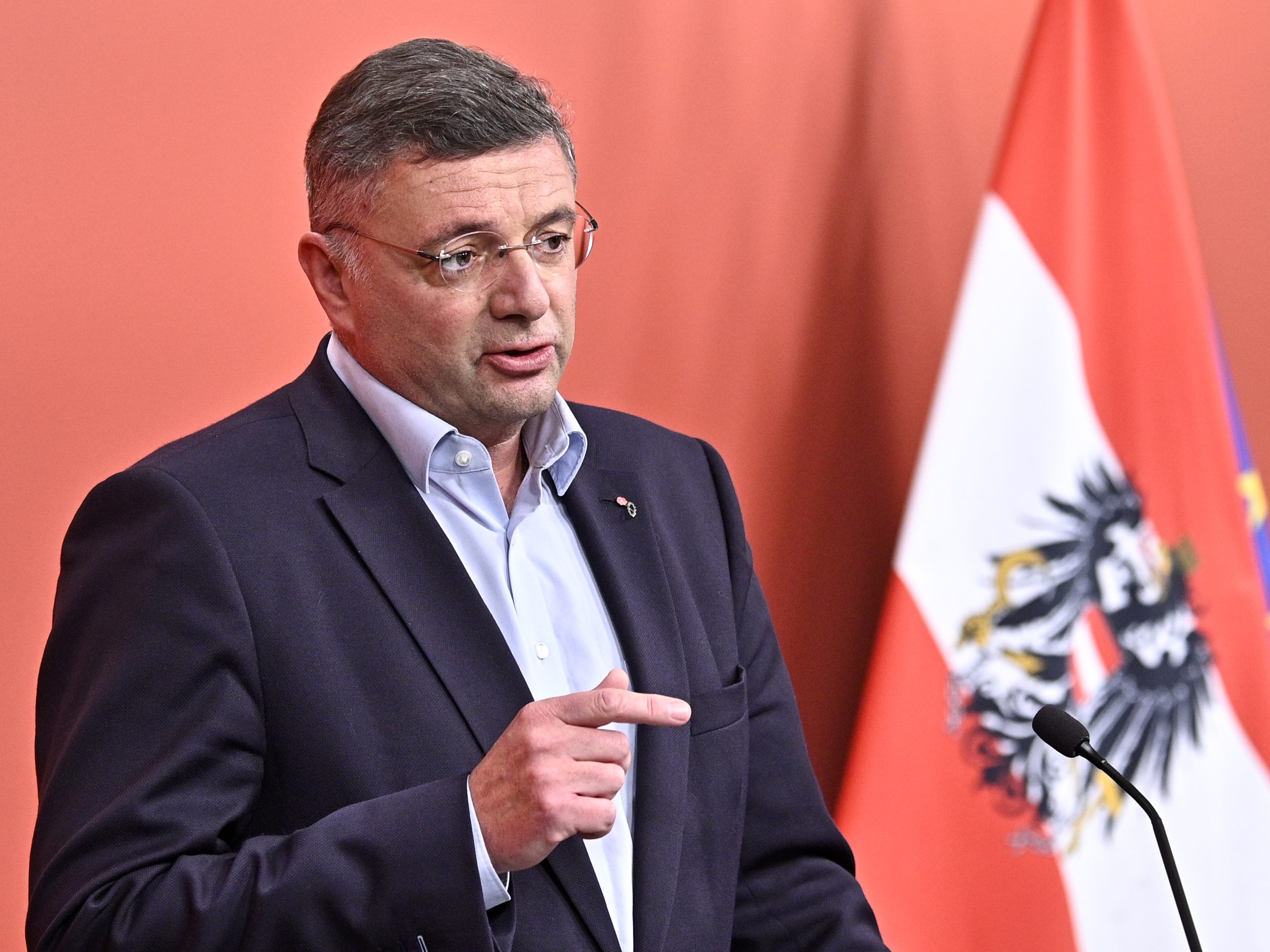 SPÖ-Vizeklubchef Jörg Leichtfried scheint vom Lockdown für Ungeimpfte nicht überzeugt. SPÖ-Vizeklubchef Jörg Leichtfried scheint vom Lockdown für Ungeimpfte nicht überzeugt.