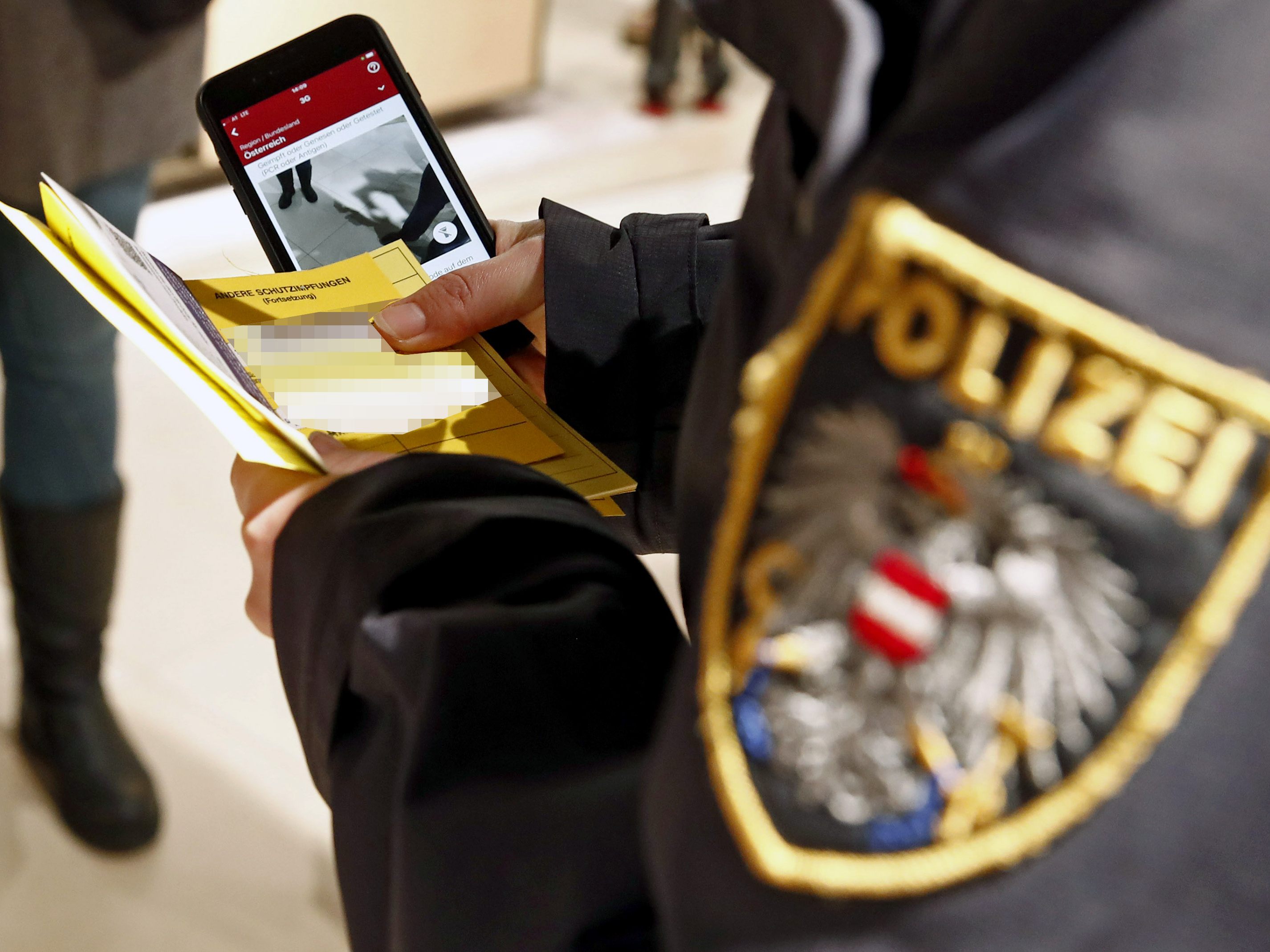 Ein Lokalbesucher hat sich weit nach der Sperrstunde bei einer Polizei-Kontrolle des 2-Nachweises renitent verhalten und Beamte angegriffen
