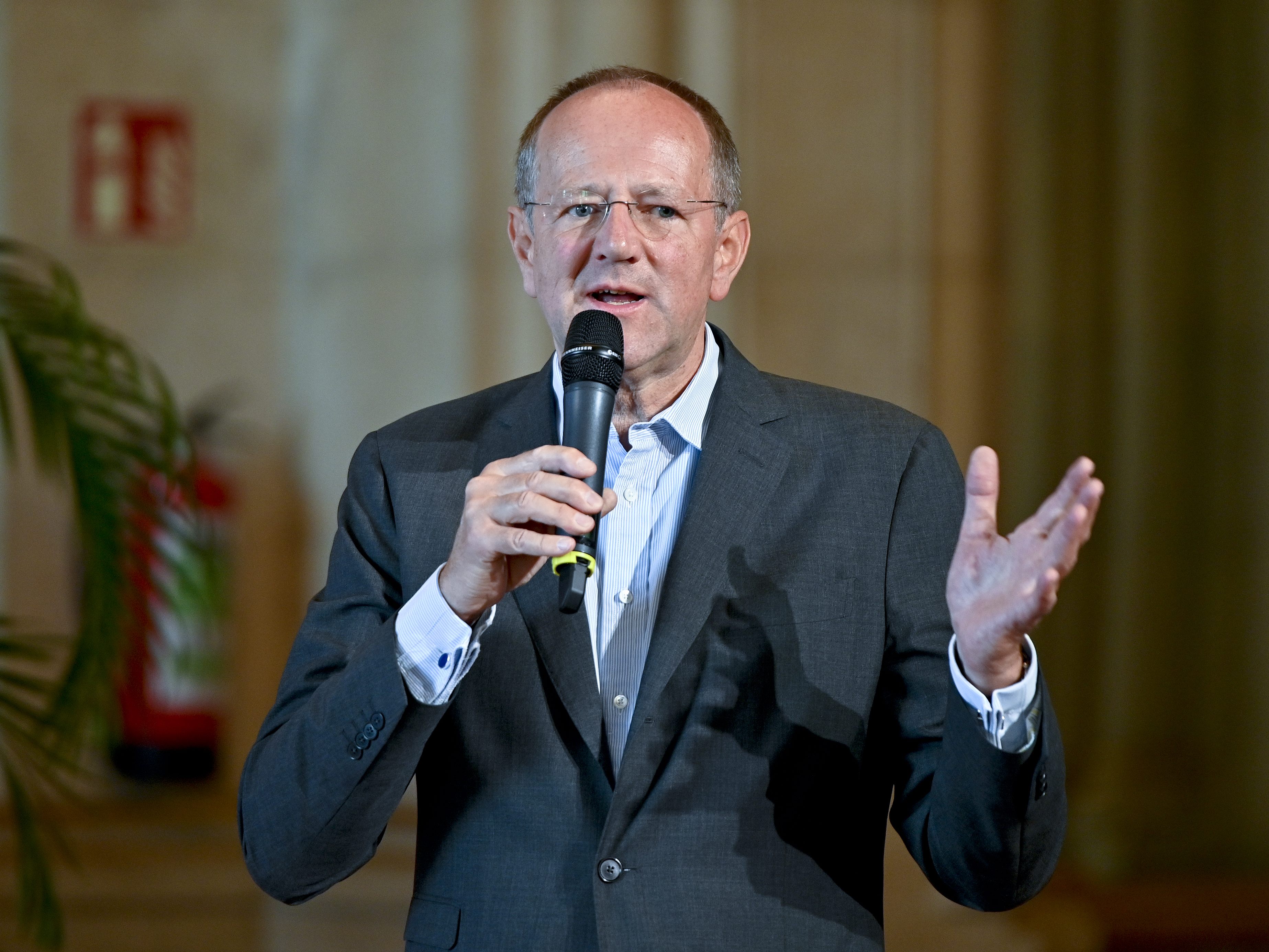 Matthias Noske, Inendant des Wiener Konzerthauses wurde mit dem Ehrenkreuz ausgezeichnet. Matthias Noske, Inendant des Wiener Konzerthauses wurde mit dem Ehrenkreuz ausgezeichnet.
