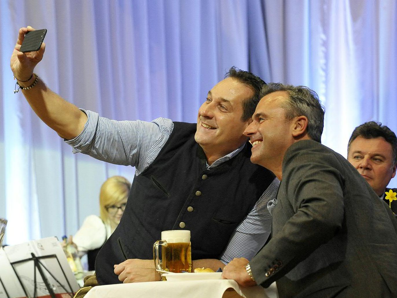 Ein Archivbild von Norbert Hofer und Ex-FPÖ-Chef Heinz Christian Strache beim "Rieder Aschermittwoch".