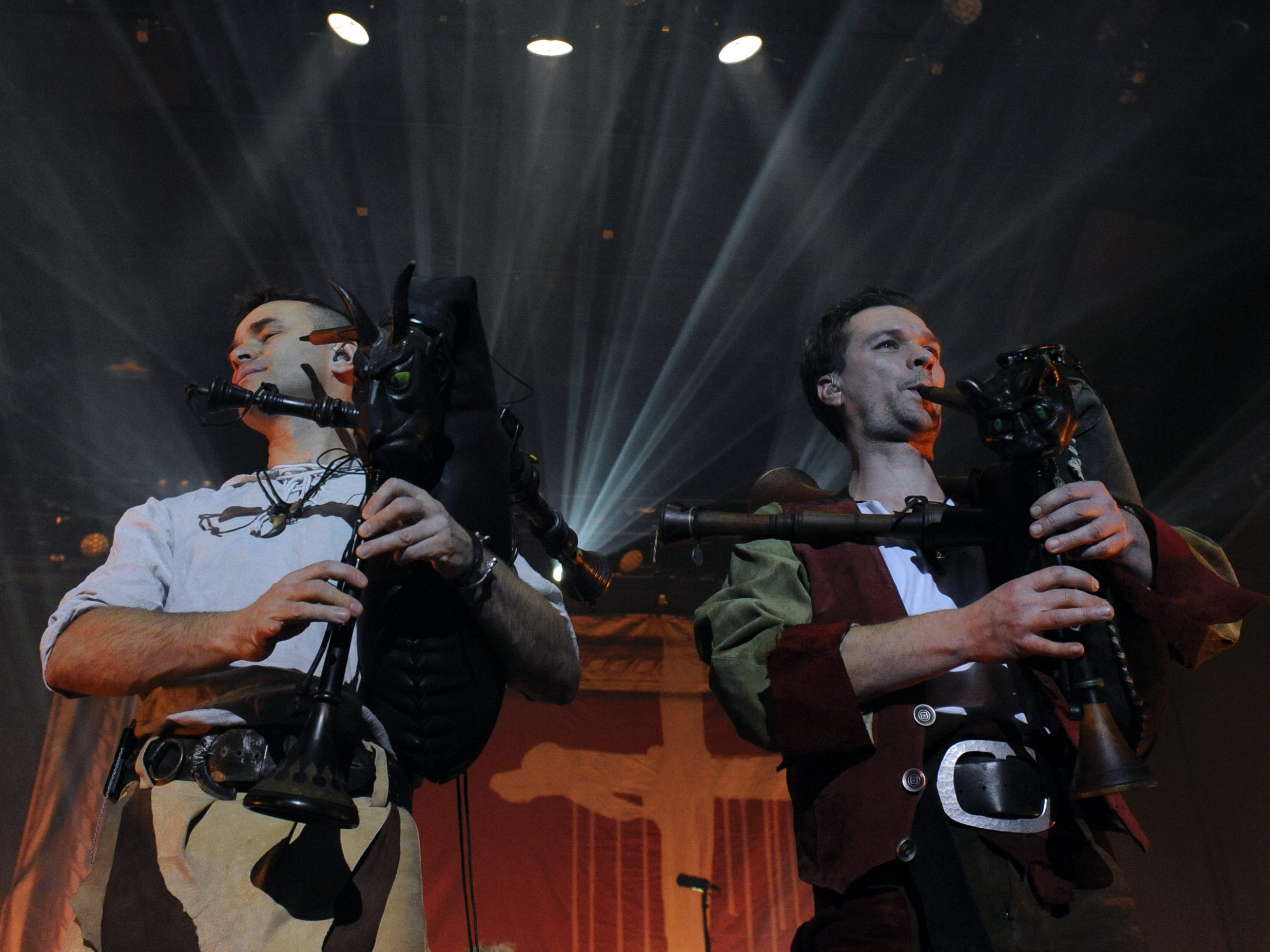 Marco Ernst-Felix Zorzytzky alias "Flex Der Biegsame" und Boris Pfeiffer alias "Yellow Pfeiffer" von der deutschen Mittelalter-Rockband "In Extremo" während eines Konzertes in Wien 2013.