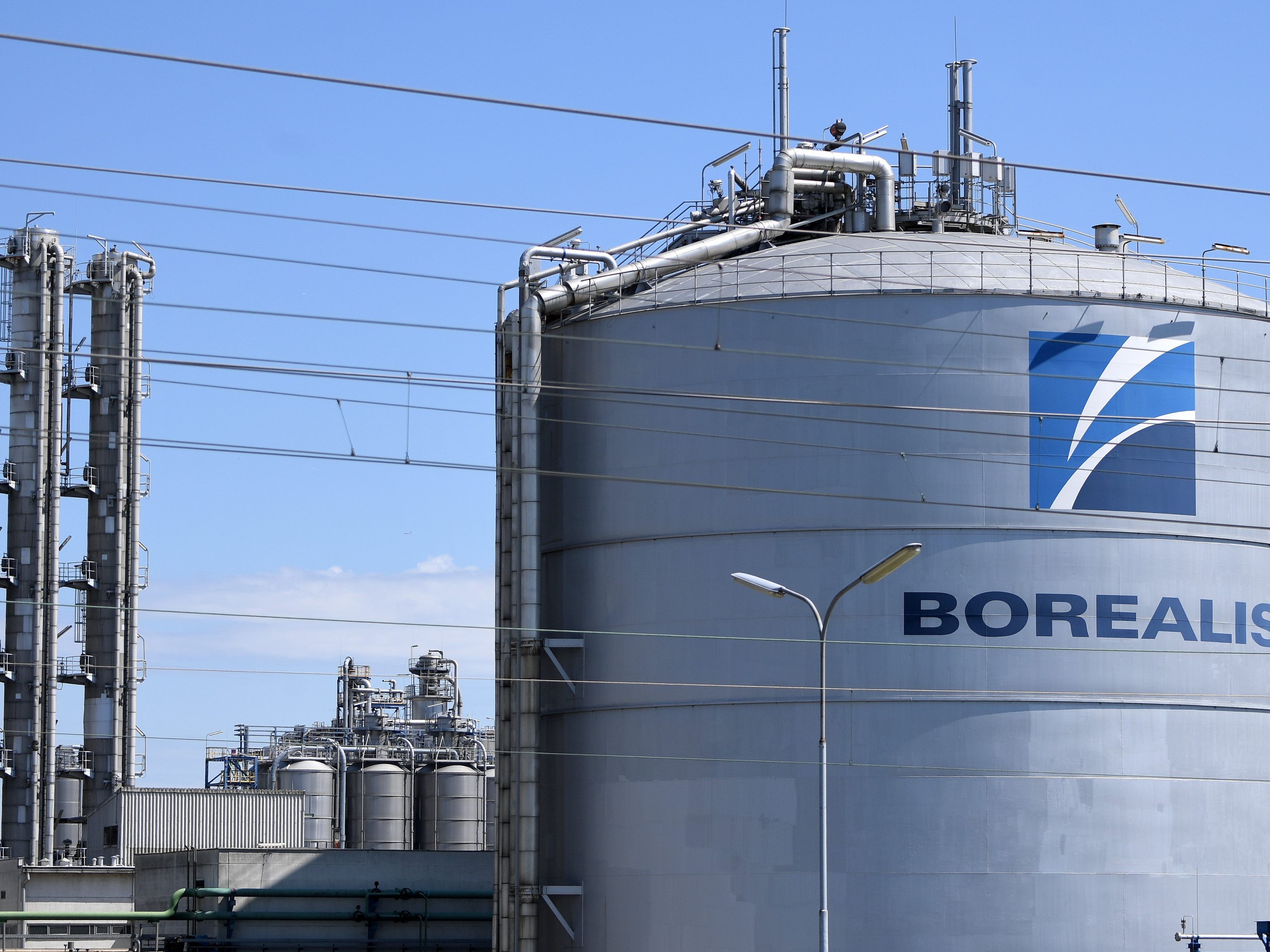 Fackelsystem von Borealis sorgte für Lichtschein über Schwechat. Fackelsystem von Borealis sorgte für Lichtschein über Schwechat.
