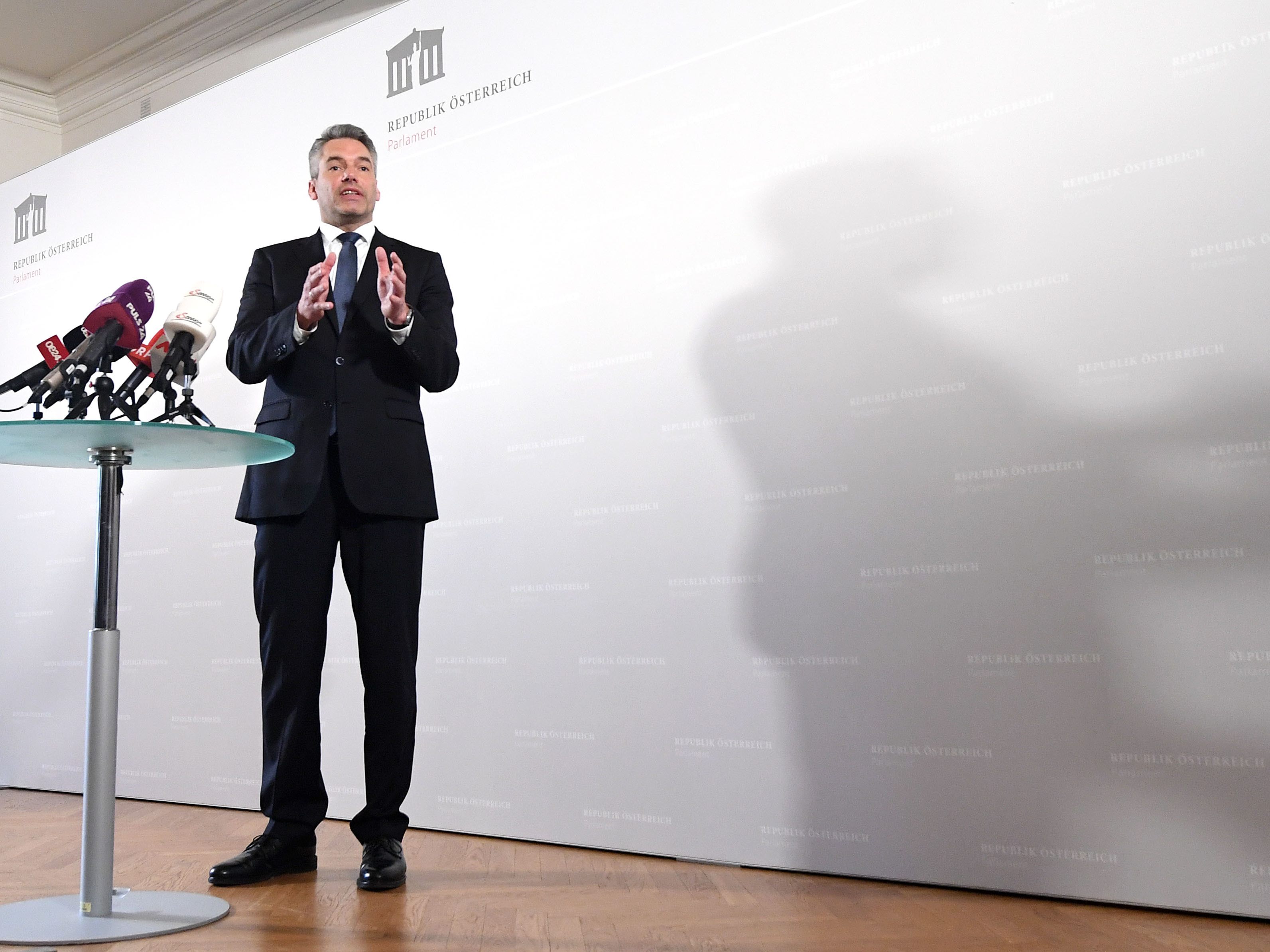 Abgeordnete würden sich laut dem Kanzler bei U-Ausschüssen "wie bei einem Tribunal" verhalten. Abgeordnete würden sich laut dem Kanzler bei U-Ausschüssen "wie bei einem Tribunal" verhalten.