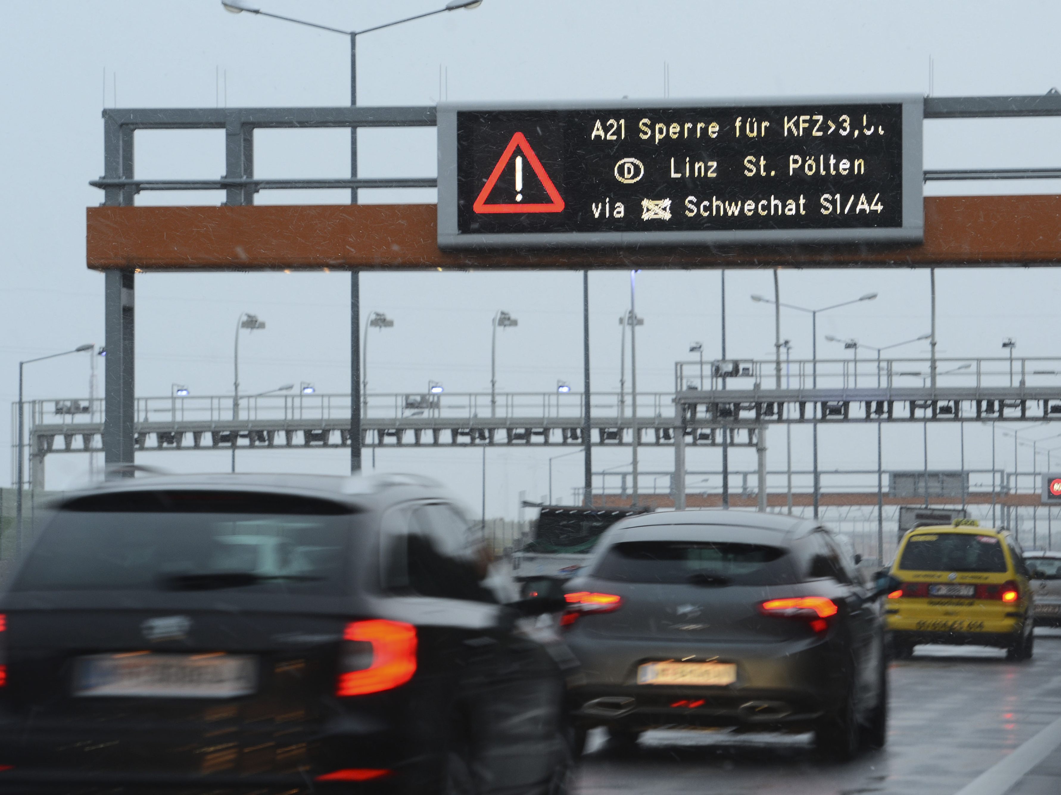 Am Donnerstag war die Wiener Außenringautobahn wegen Schneefall gesperrt. Am Donnerstag war die Wiener Außenringautobahn wegen Schneefall gesperrt.