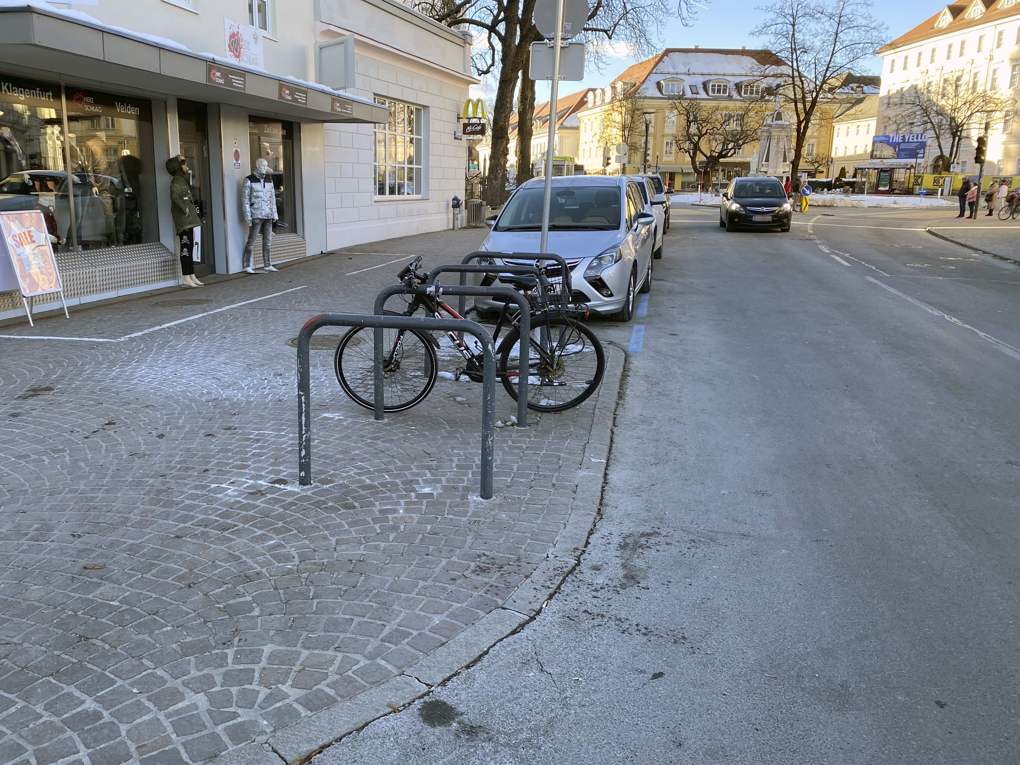 Die Fahndung nach dem Täter läuft. Die Fahndung nach dem Täter läuft.