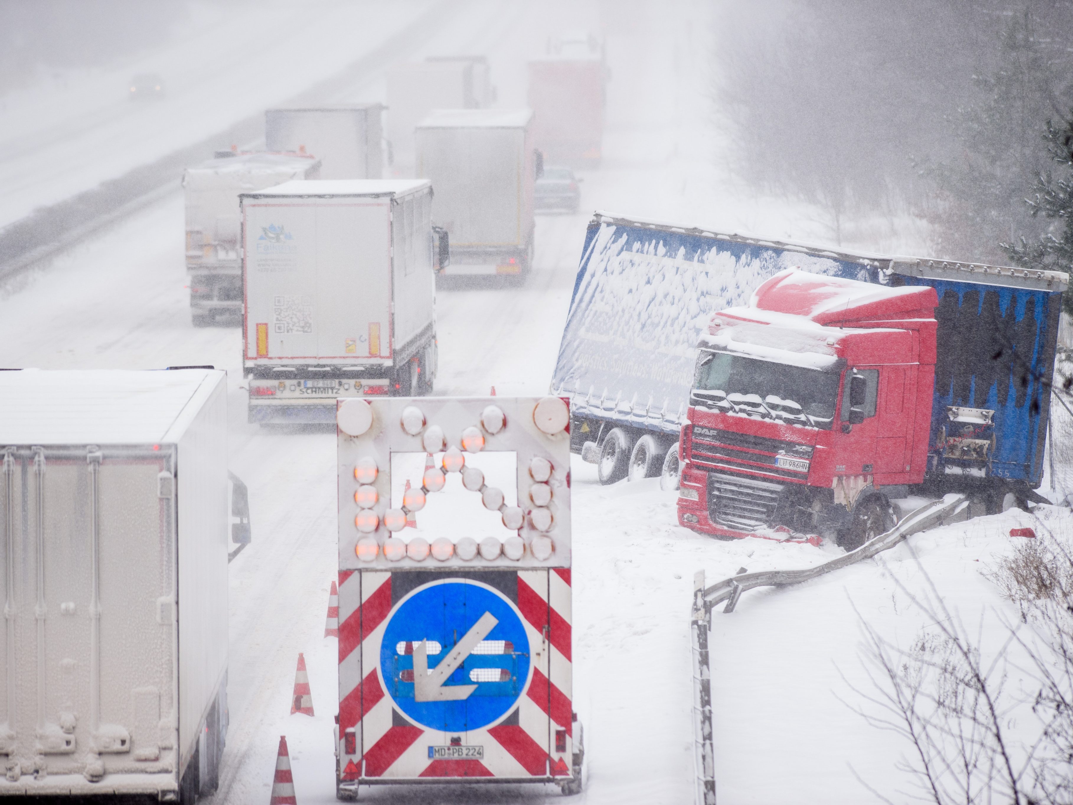 Mehrere Lkw blieben aufgrund der starken Schneefälle auf der A10 hängen.