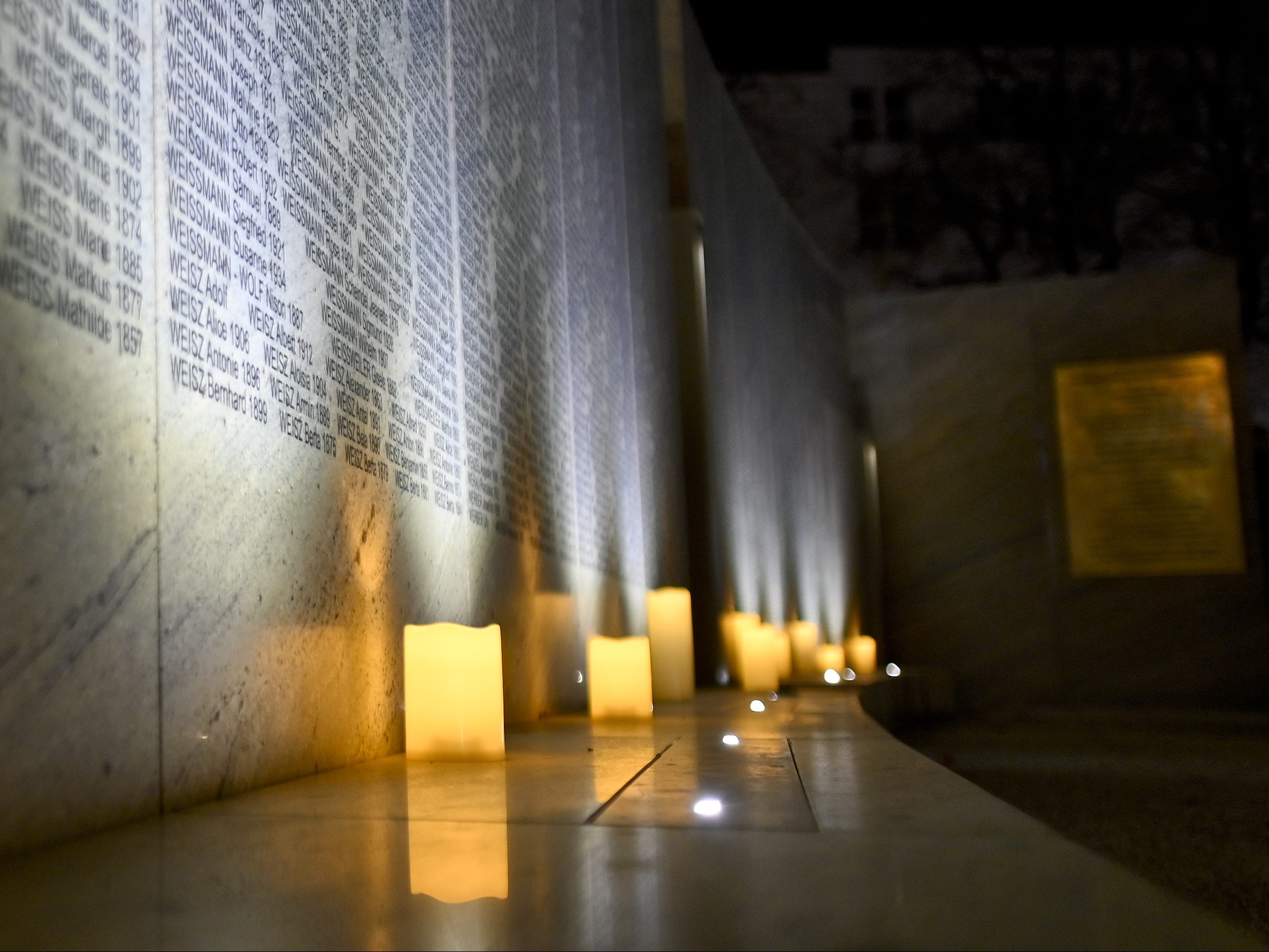 Zum Internationalen Holocaust Gedenktag fand am Donnerstag bei den Shoah Namensmauern in Wien eine Gedenkzeremonie der Regierung gemeinsam mit der Israelitischen Kultusgemeinde und Israels Außenminister Yair Lapid statt. Zum Internationalen Holocaust Gedenktag fand am Donnerstag bei den Shoah Namensmauern in Wien eine Gedenkzeremonie der Regierung gemeinsam mit der Israelitischen Kultusgemeinde und Israels Außenminister Yair Lapid statt.