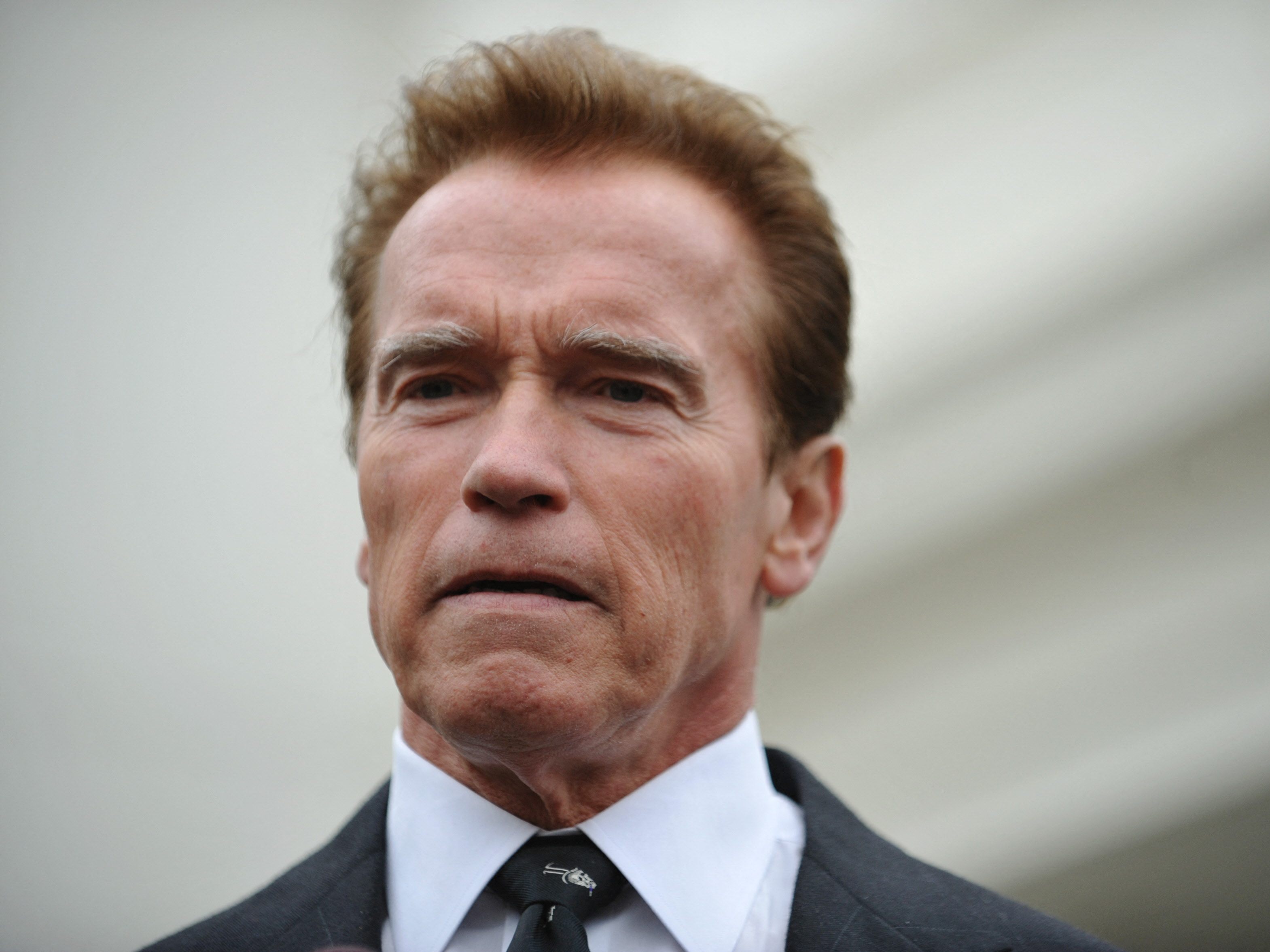 Schwarzenegger soll eine rote Ampel übersehen haben. Schwarzenegger soll eine rote Ampel übersehen haben.