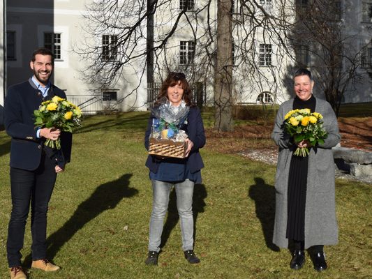 VS St. Peter unter neuer Leitung: Bürgermeister Simon Tschann, Monika Koch und Michaela Riedl bei der Übergabe. VS St. Peter unter neuer Leitung: Bürgermeister Simon Tschann, Monika Koch und Michaela Riedl bei der Übergabe.