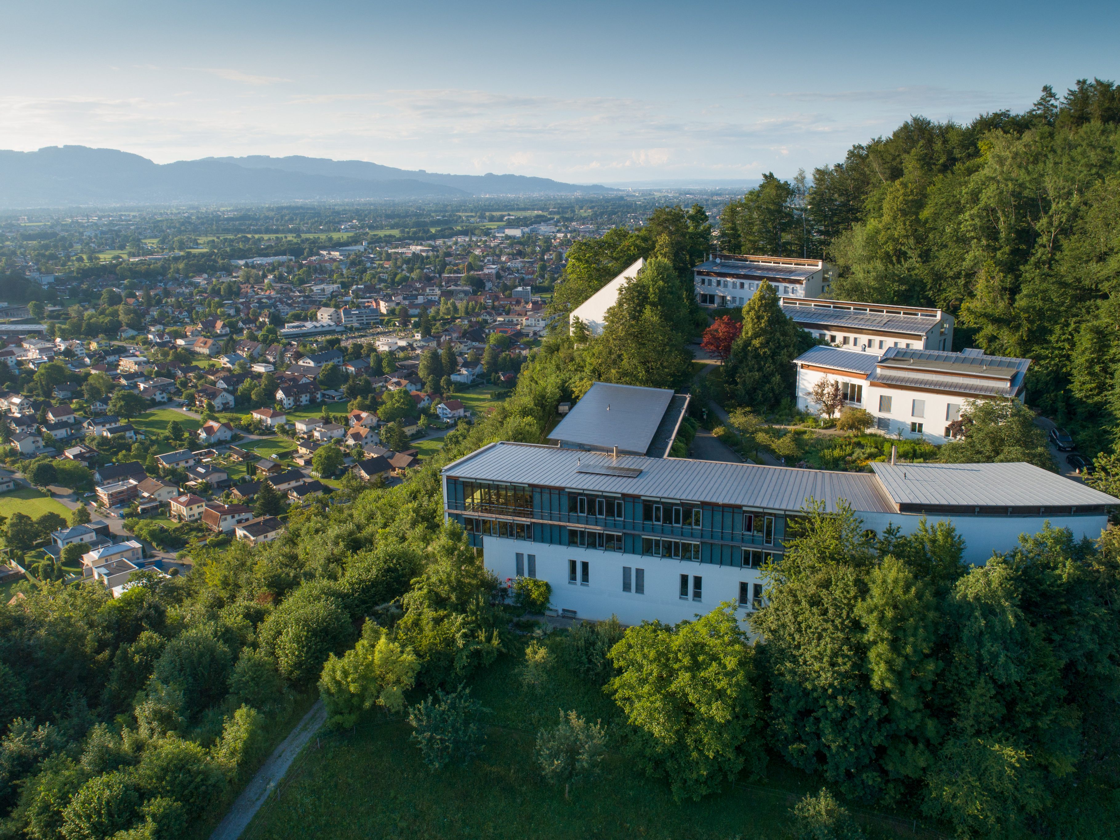 Seit mehr als 60 Jahren auf Fels gebaut: Das Jugend- und Bildungshaus St. Arbogast in Götzis.