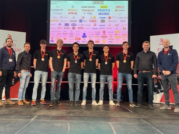 Das Blum-Team der AustrianSkills bestehend aus Teilnehmern, Coaches und Experten freute sich über das ausgezeichnete Ergebnis. Das Blum-Team der AustrianSkills bestehend aus Teilnehmern, Coaches und Experten freute sich über das ausgezeichnete Ergebnis.