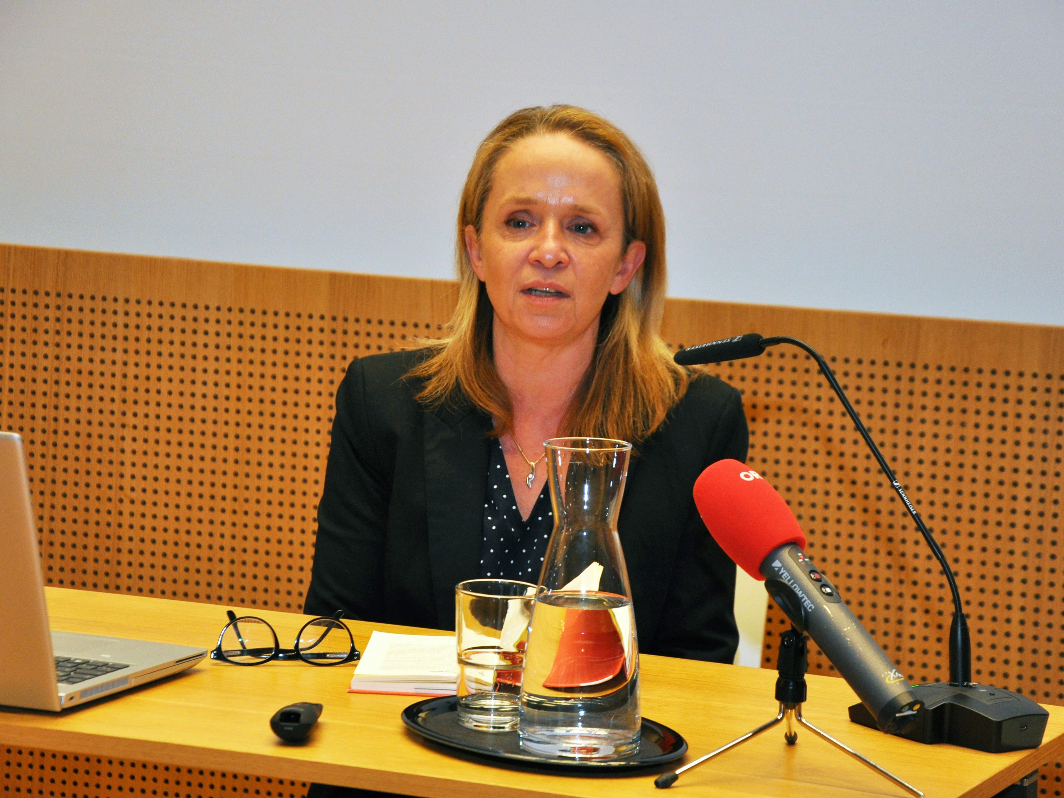 Petra Ramsauer sprach in der Stadtbibliothek über verschiedene Formen der Angst und darüber, wie man sich den Ängsten stellen kann. Petra Ramsauer sprach in der Stadtbibliothek über verschiedene Formen der Angst und darüber, wie man sich den Ängsten stellen kann.