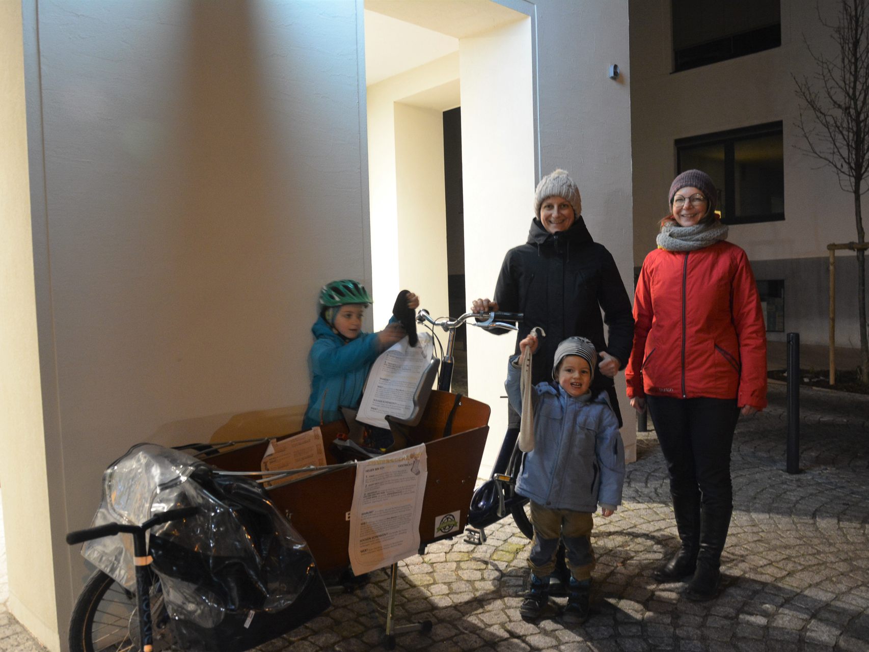 Andrea Hollenstein (links) und Gabi Hampson (rechts) nahmen in Lustenau die gefüllten Spendensocken entgegen. Andrea Hollenstein (links) und Gabi Hampson (rechts) nahmen in Lustenau die gefüllten Spendensocken entgegen.