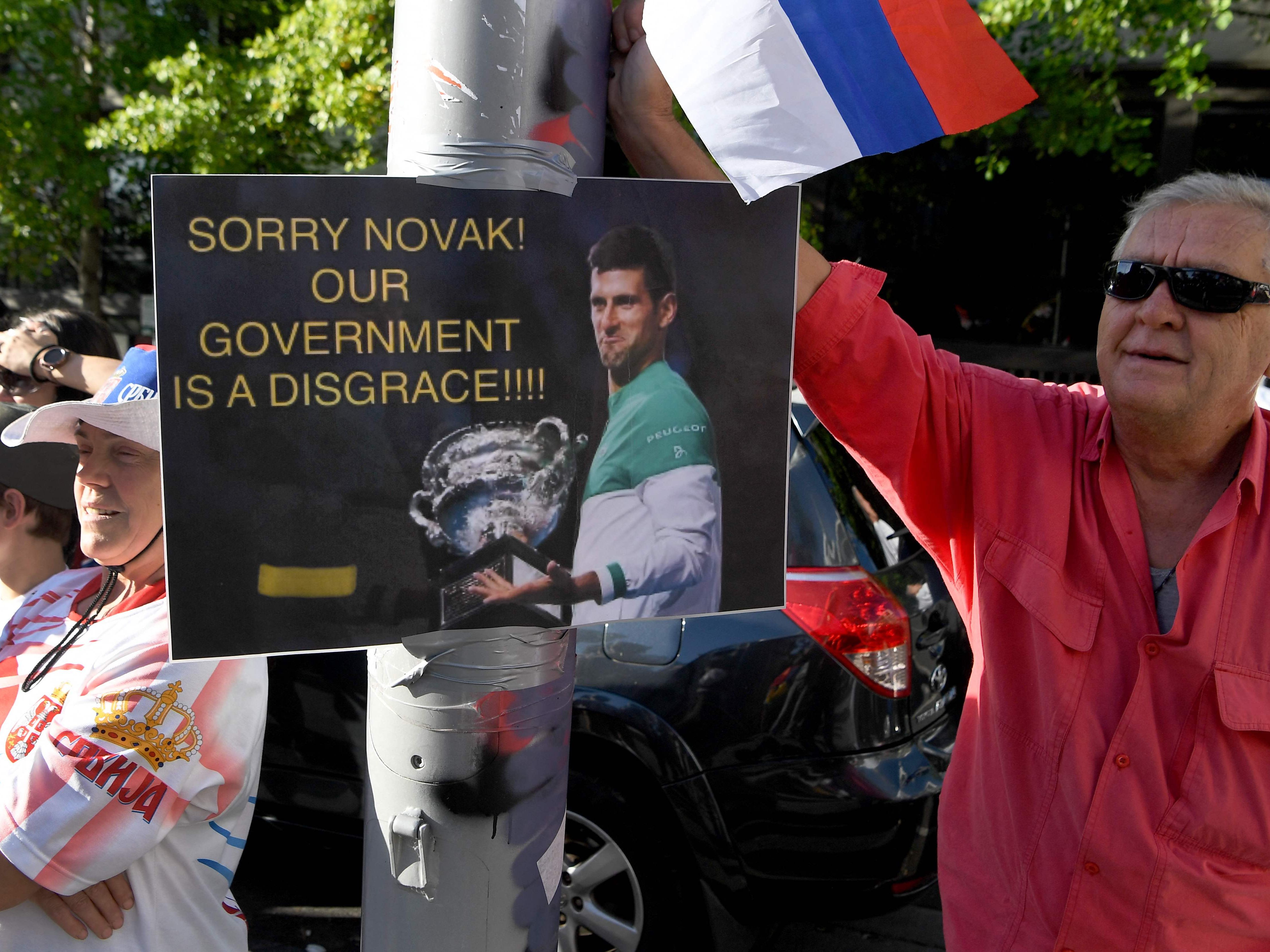 Vor dem Park Hotel in Melbourne wird weiter für Djokovic protestiert.
