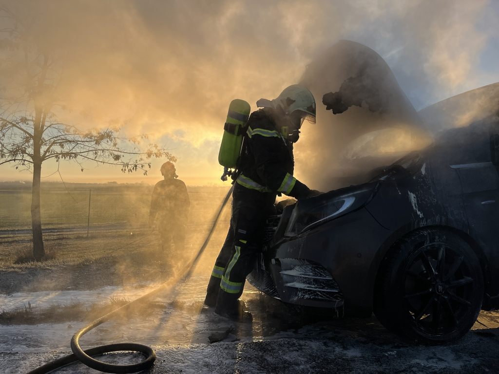 Die Freiwillige Feuerwehr Wiener Neustadt berichtete über einen Fahrzeugbrand auf der Südautobahn.