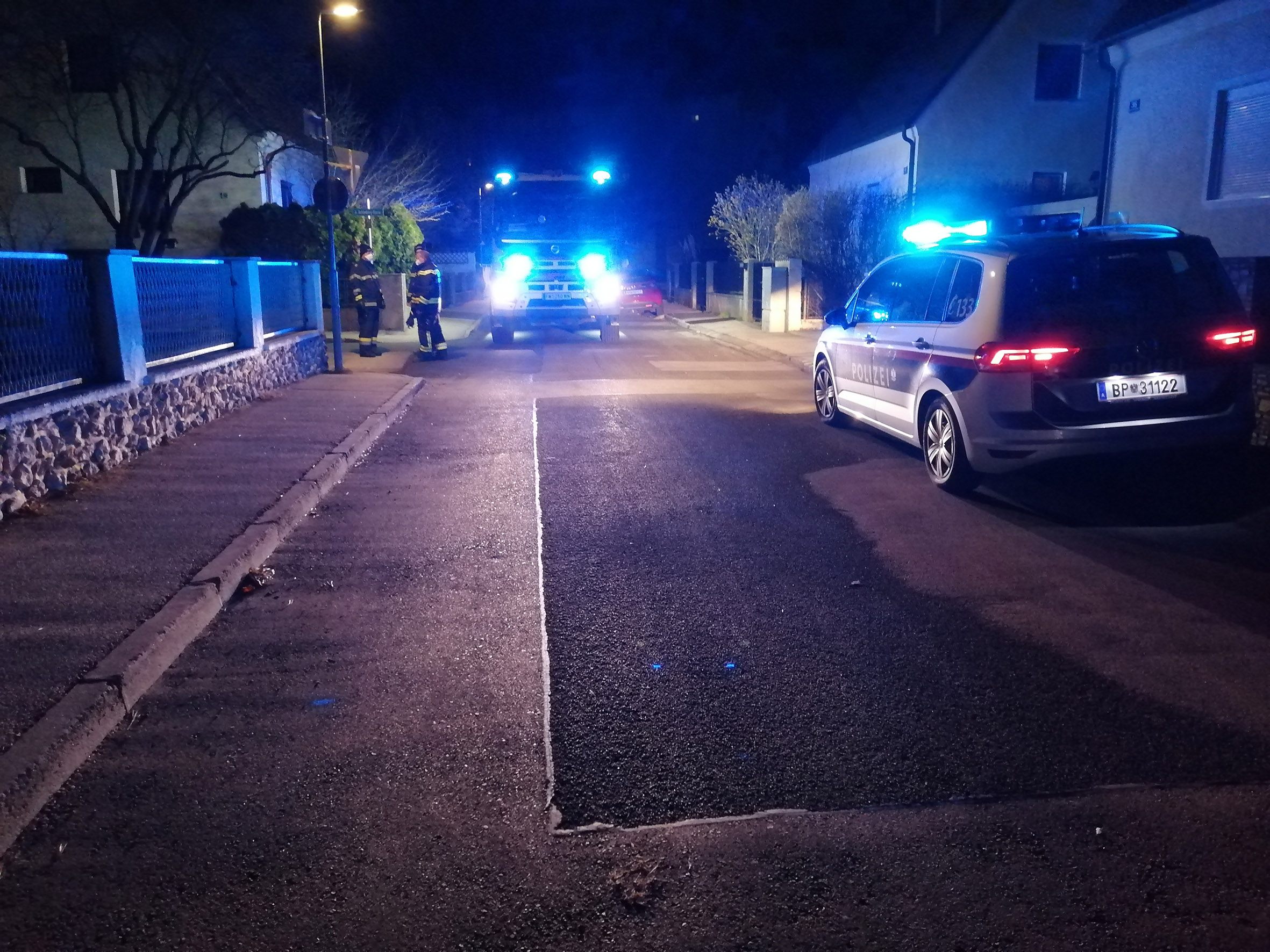 Nächtlicher FF-Einsatz in Wiener Neustadt nach CO-Alarm. Nächtlicher FF-Einsatz in Wiener Neustadt nach CO-Alarm.