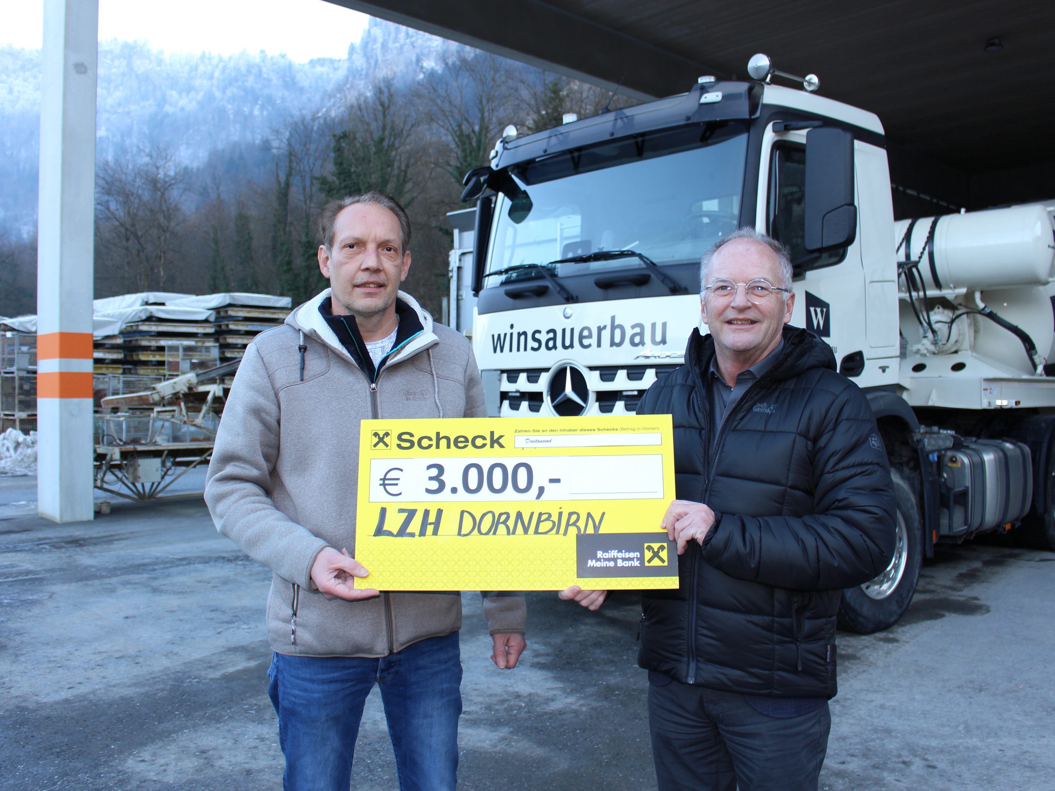 LZH-GF Johannes Mathis zeigte sich gerührt angesichts der großzügigen Summe, die die Firma Winsauer Bau auch dieses Jahr wieder spendete. LZH-GF Johannes Mathis zeigte sich gerührt angesichts der großzügigen Summe, die die Firma Winsauer Bau auch dieses Jahr wieder spendete.