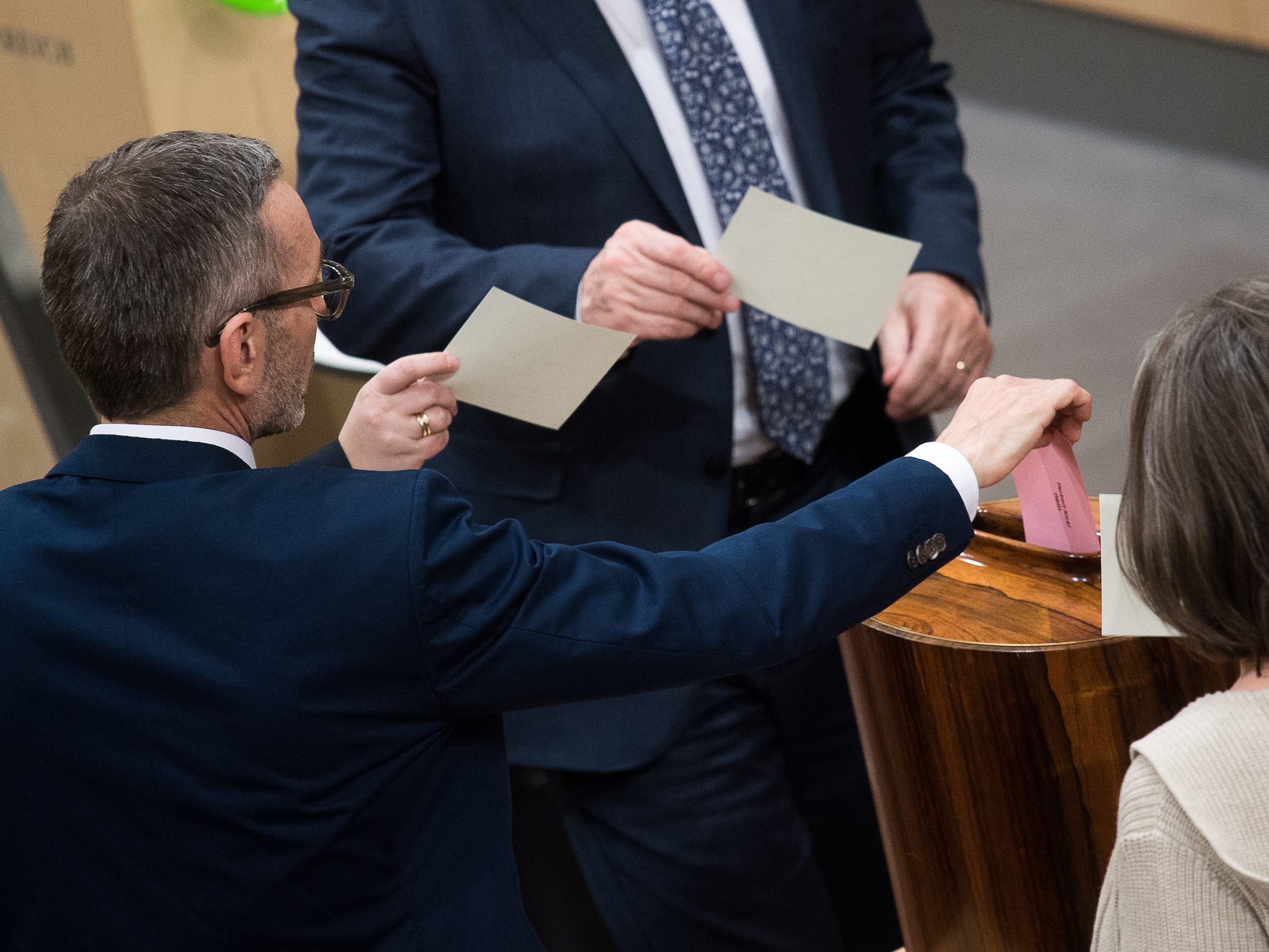 Chef Herbert Kickl (l.) während der Abstimmung zur "Impfplicht" im Rahmen einer Sitzung des Nationalrates am Donnerstag. Chef Herbert Kickl (l.) während der Abstimmung zur "Impfplicht" im Rahmen einer Sitzung des Nationalrates am Donnerstag.